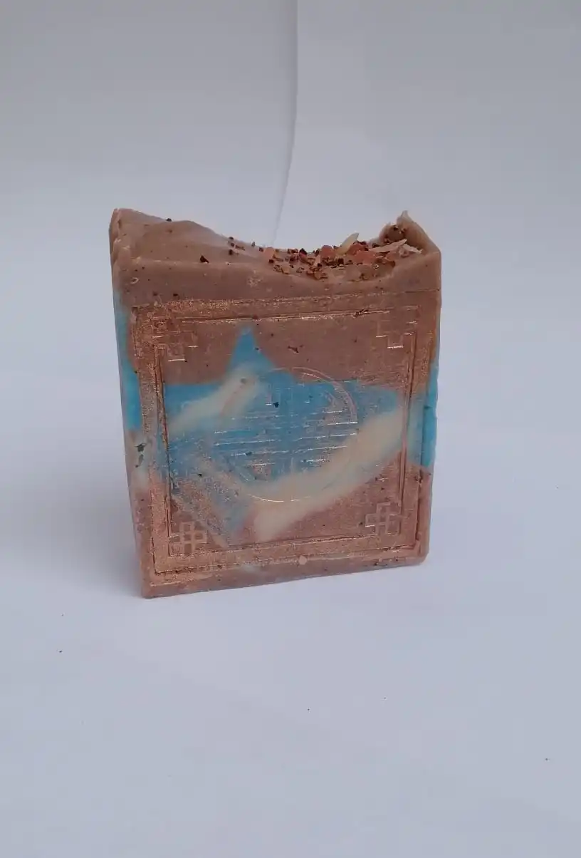 
Natural soap made by hand from olive, coconut and shea (shea) oils, with water from Lake Baikal 