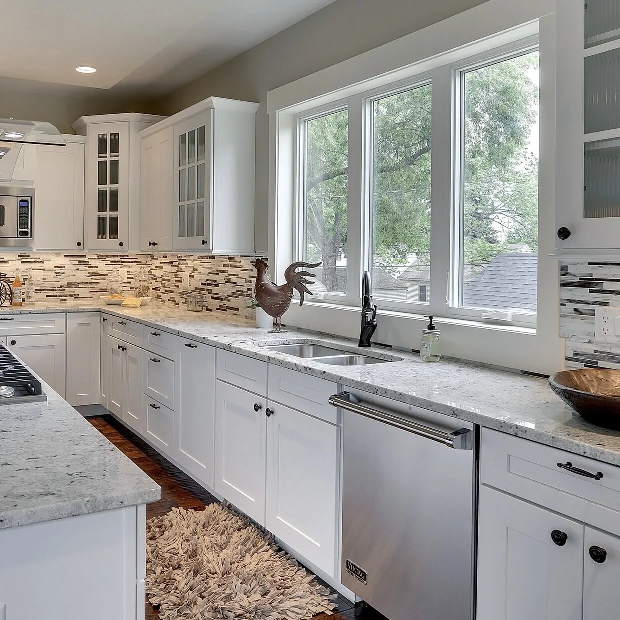 Walnut MDF Solid Wood Kitchen Cabinets Rustic Style Furniture Sets with Cabinet Opener and Kitchen Island White Color
