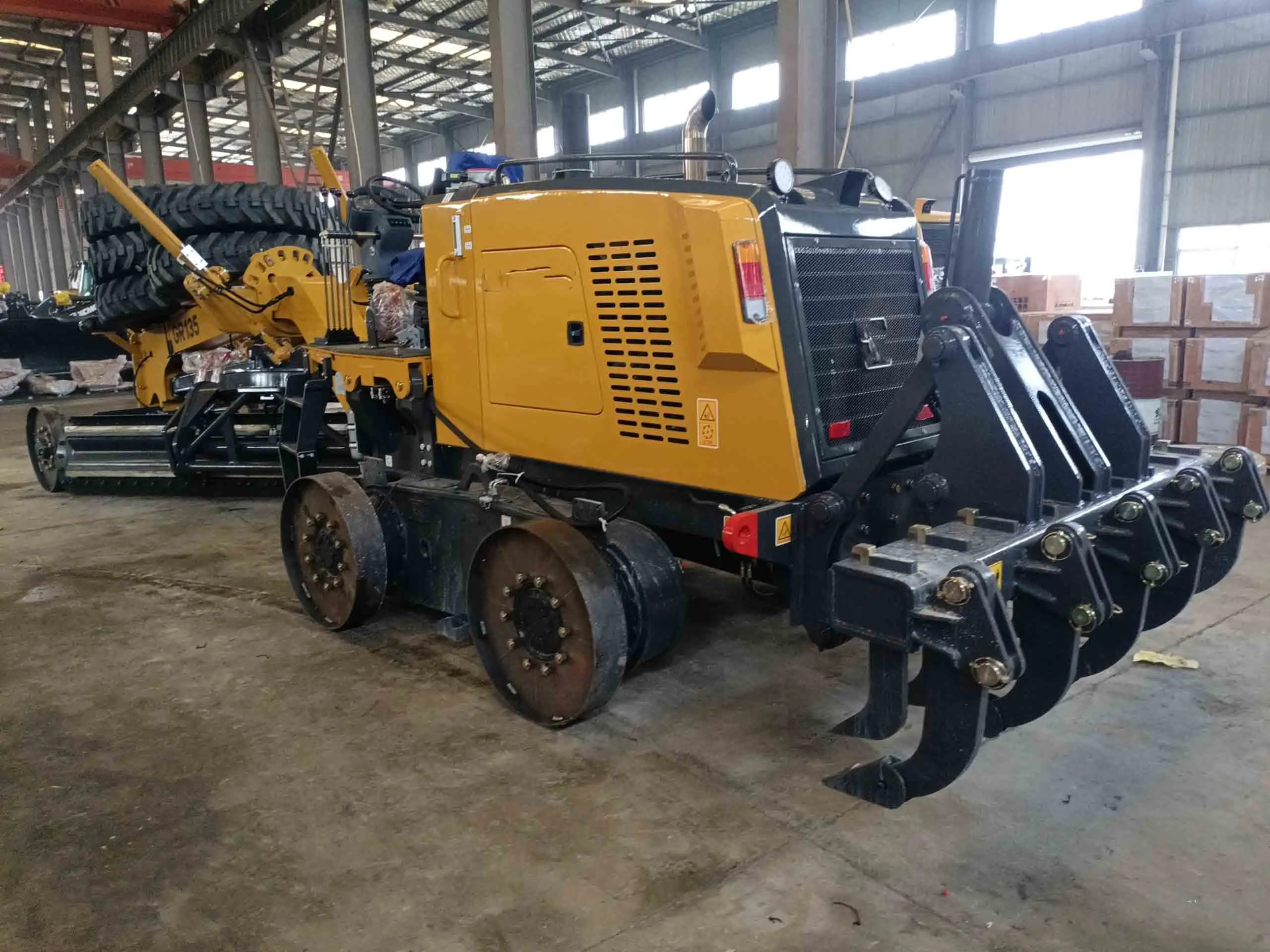 Factory Supply 135hp Motor Grader GR135 for Slope Scraping and Bulldozing