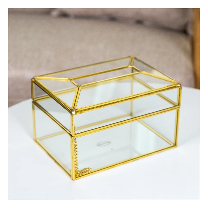 The Three-dimensional Geometry Accepts Custom-made, Hand-blown Glass Vases