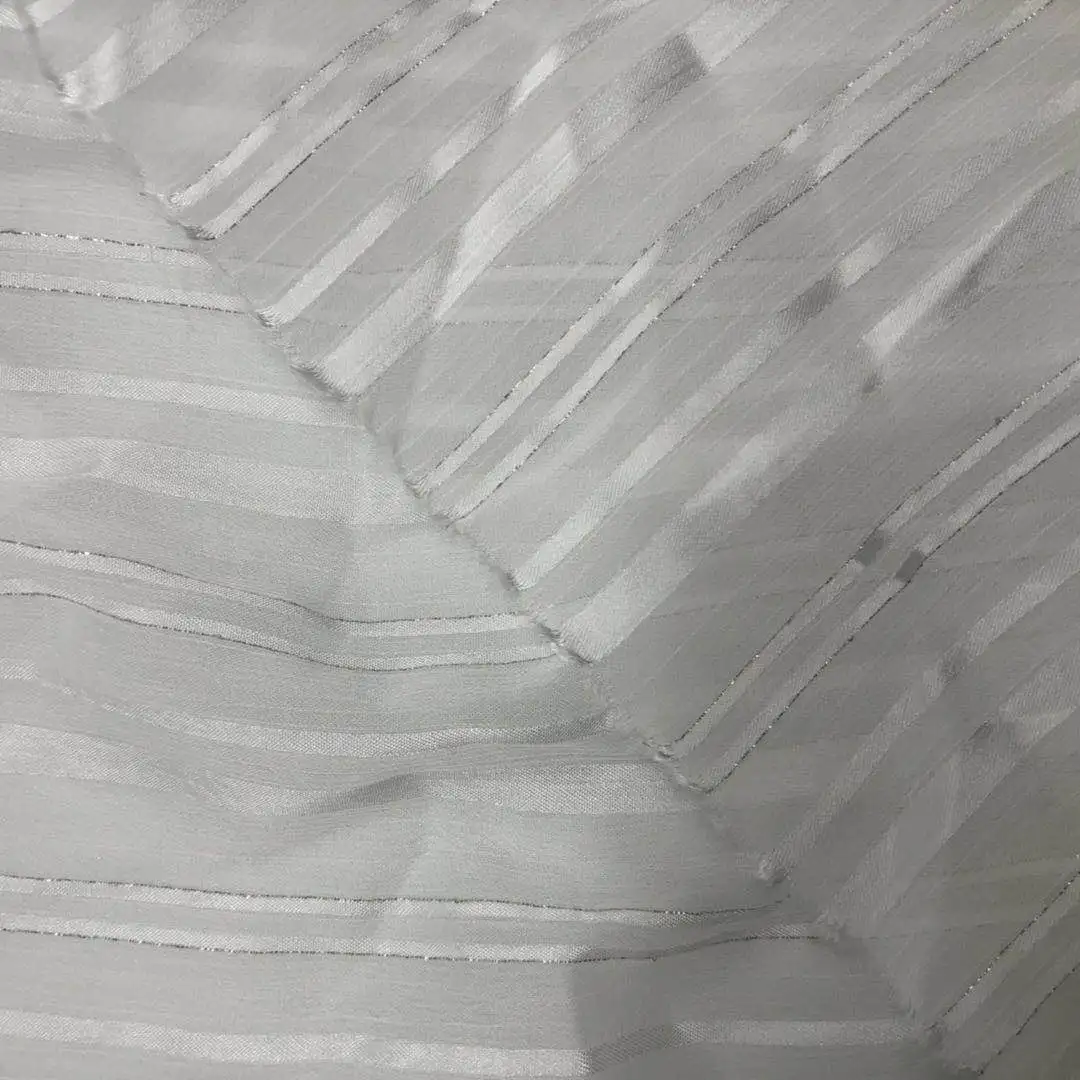 Блестящая полосатая атласная шифоновая ткань с металлическим покрытием из искусственного шелка с люрексом