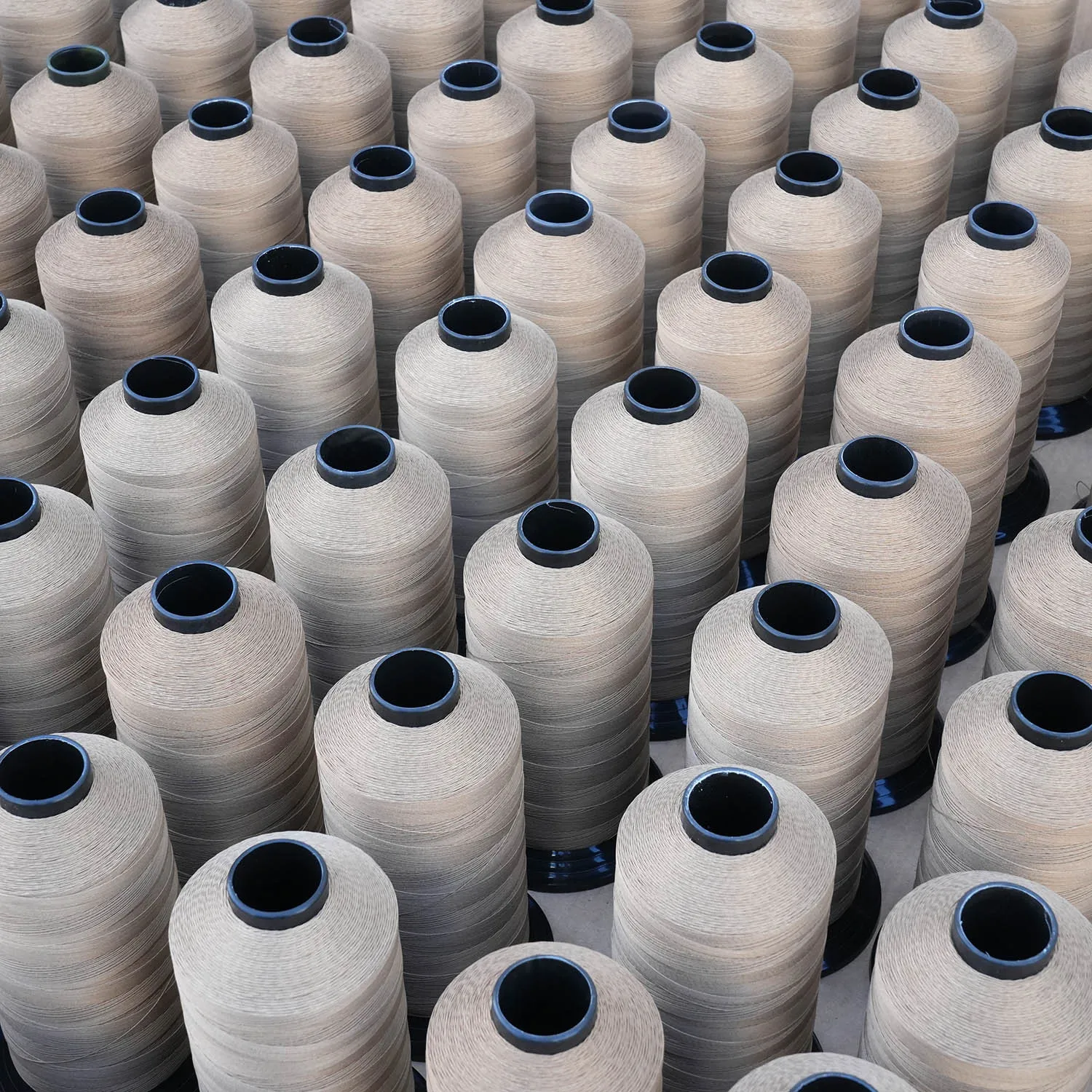 Высокотемпературное стекловолокно с покрытием из ПТФЭ промышленная швейная нить для продажи