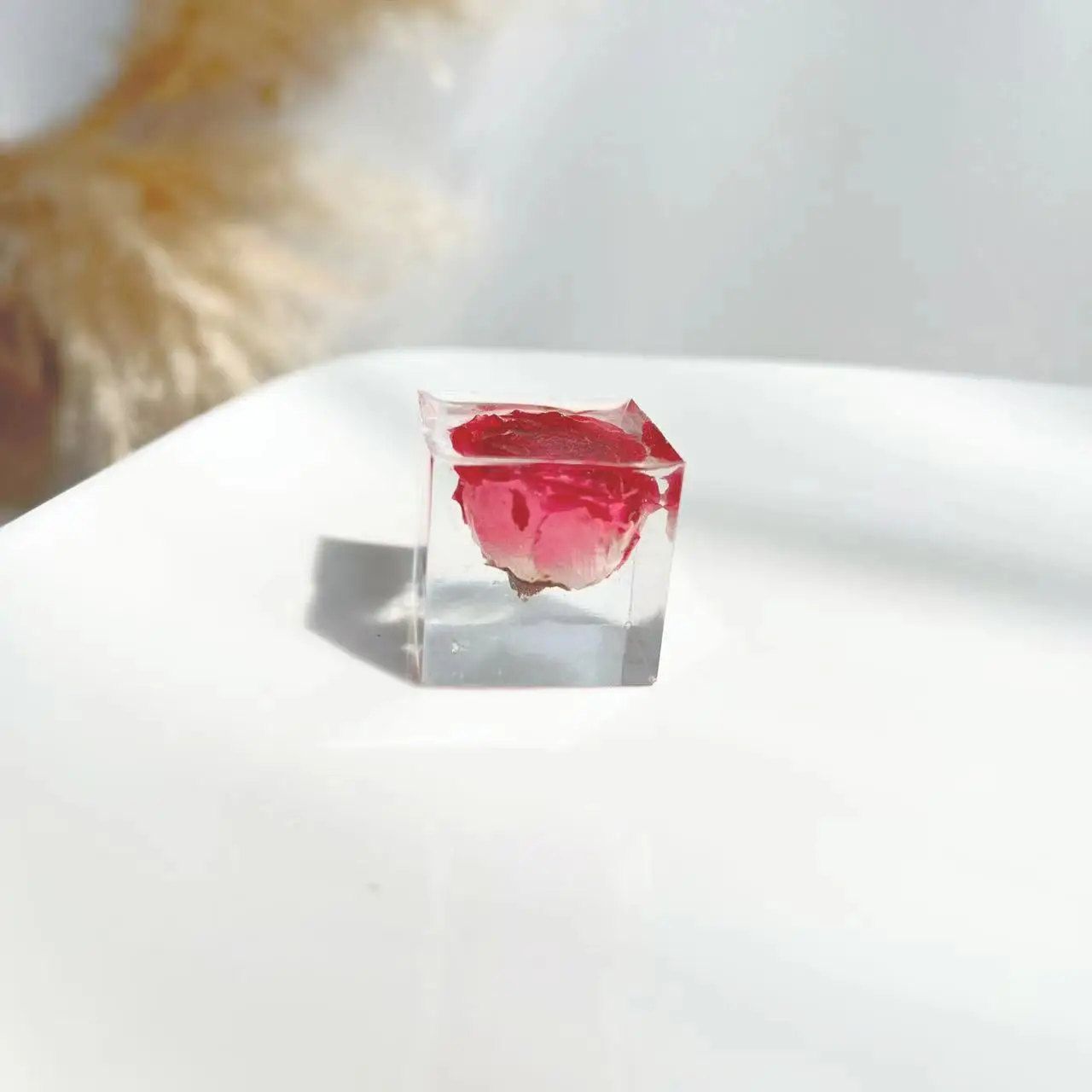 Resin Figurine Flower Decorations Handcrafted Real Preserved Flower In Resin Transparent Cube For Home Decoration