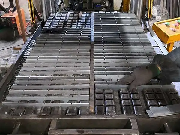 Hot Dipped Galvanized Steel Grating 304 316 Gratings Flat Serrated Bar Grating With Wholesale Price