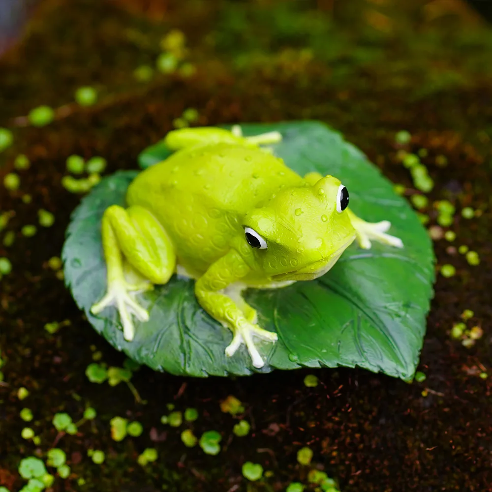 Cute Resin Frog and Leaves 3D Simulation Ornament for Outdoor Garden Landscaping and Desktop Decoration Handmade Crafts
