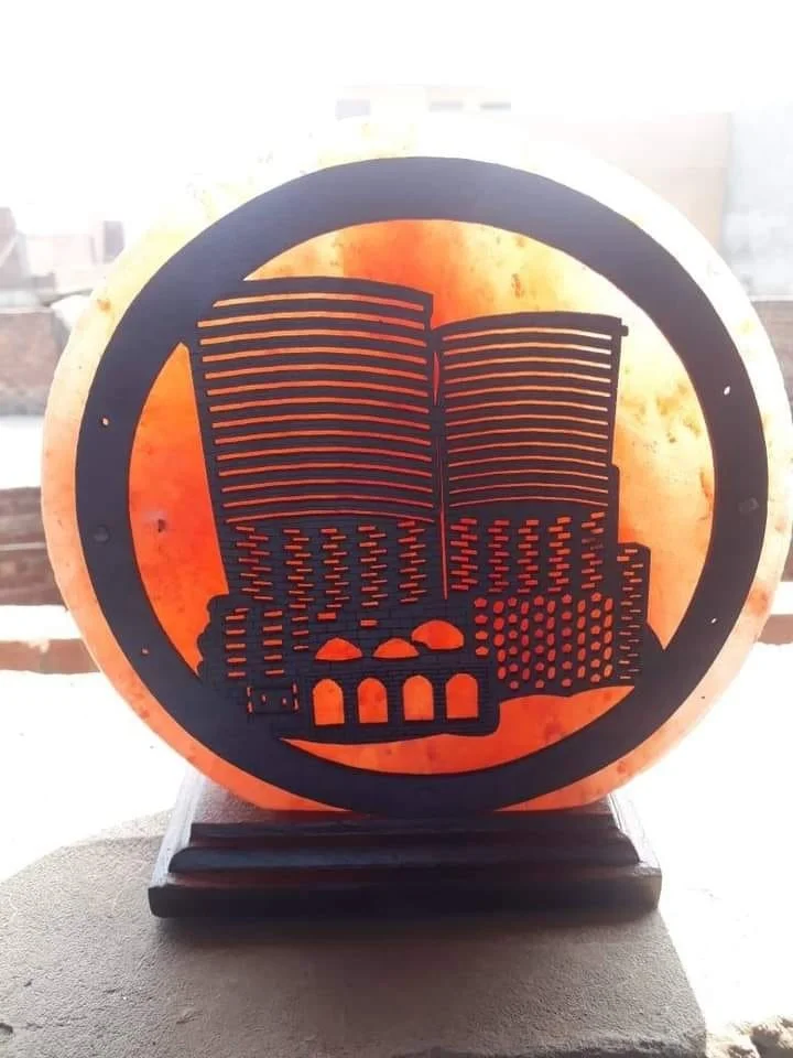 Гималайская соляная лампа изготовленная в круглой форме с индивидуальным дизайном техника резьбы по дереву украшение дома ценам