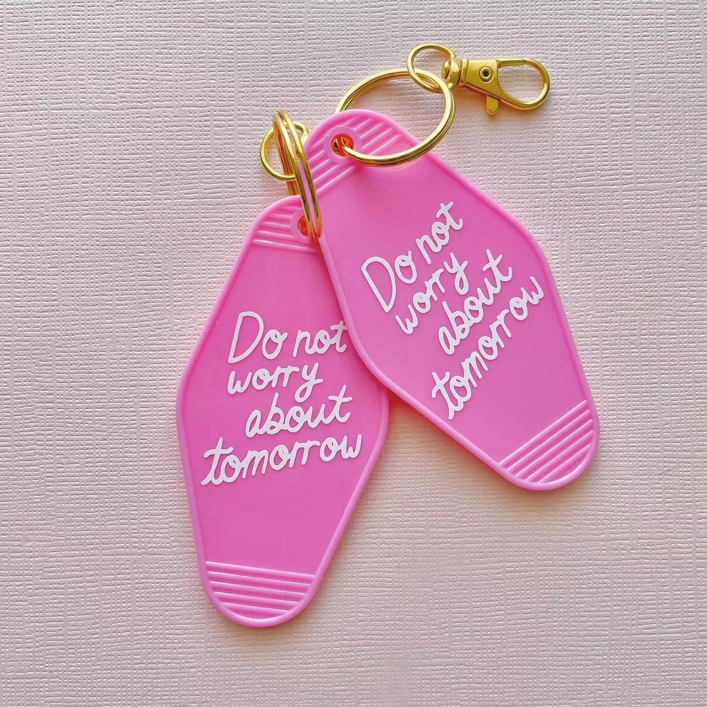 Розовый рекламный винтажный брелок для ключей с логотипом на заказ ретро чистый акриловый пластиковый гостиничный