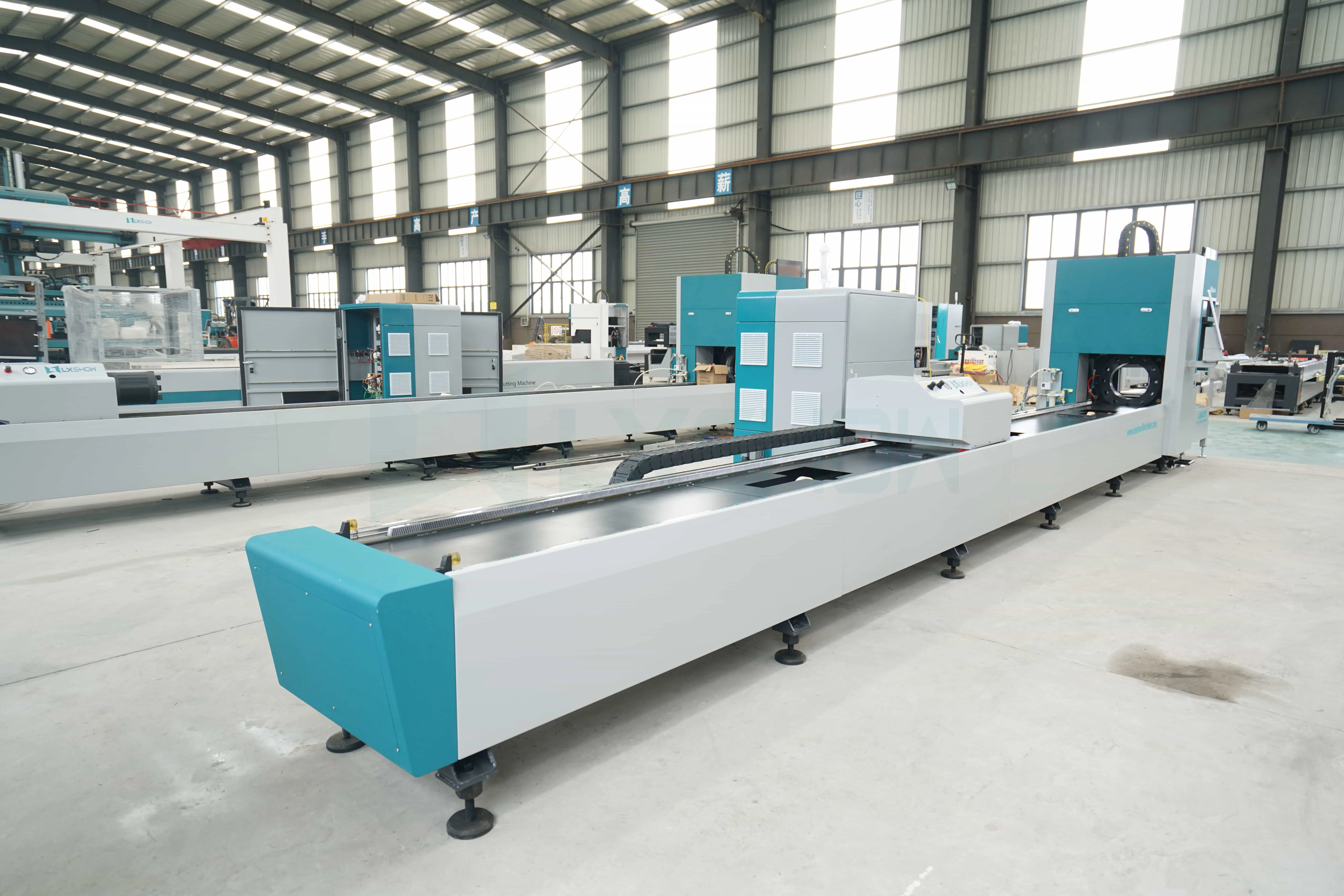 Vertical Two Chucks Pipe Laser Cutter 3kw Automatic Feeding Round Pipe Cutting Square Tube