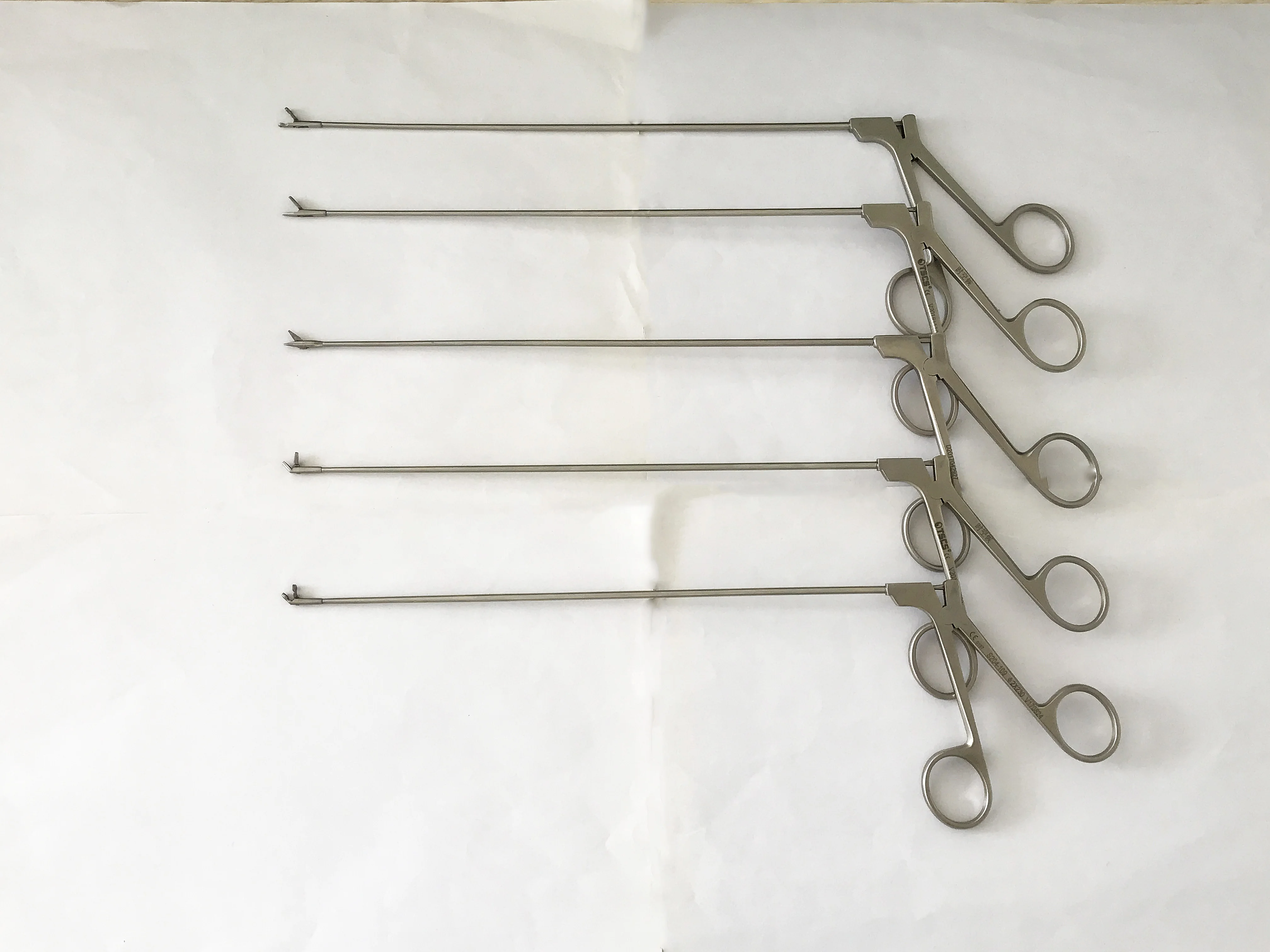 Pedestal to hold the operating Laryngoscope external defibrillator (And Laryngoscope instruments