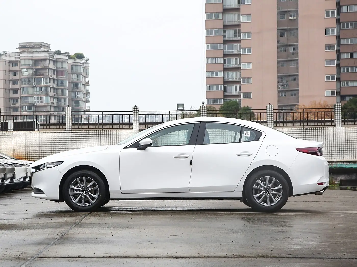 Mazda 3 Axela FWD газовый седан для водителей-энтузиастов ранее принадлежавший гибридной автоматической коробке передач кожаные сиденья камера заднего вида