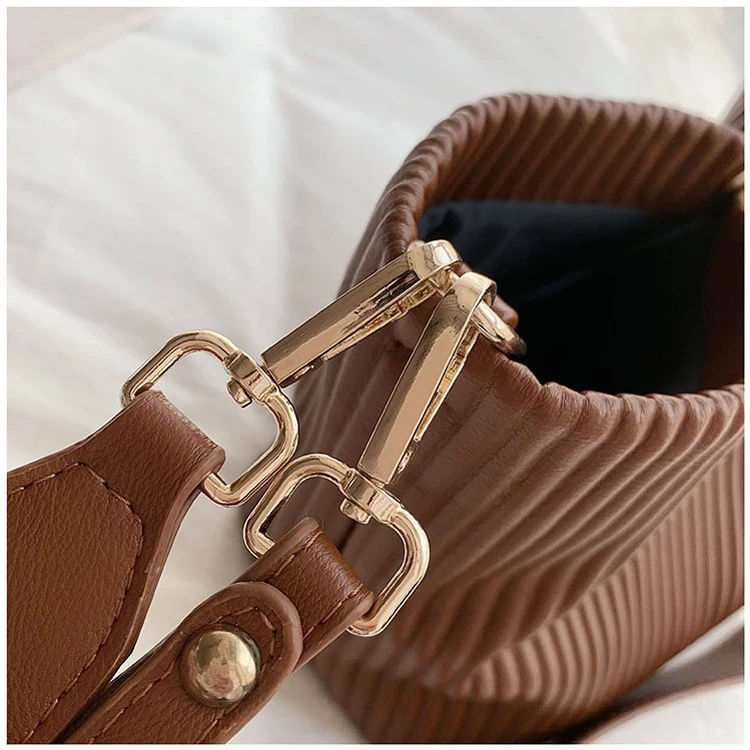 Guangzhou Factory Striped Ladies Fall Winter Bucket Shoulder Purses Pleated Women High Quality Handbag