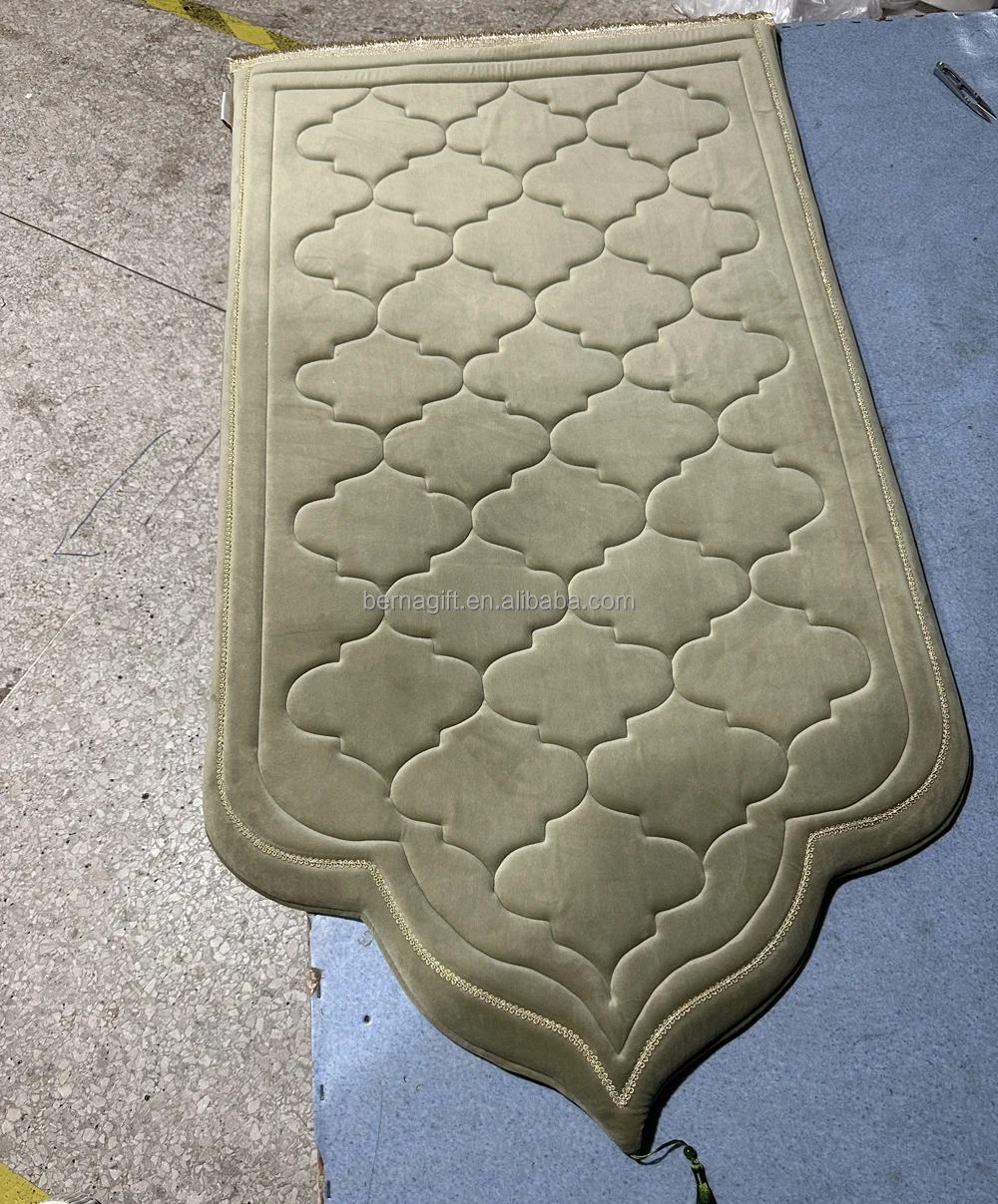 New design Thick  High Quality Soft Velvet Material  embroidery  Pattern Foam  Sejadah Prayer Mat for Muslim