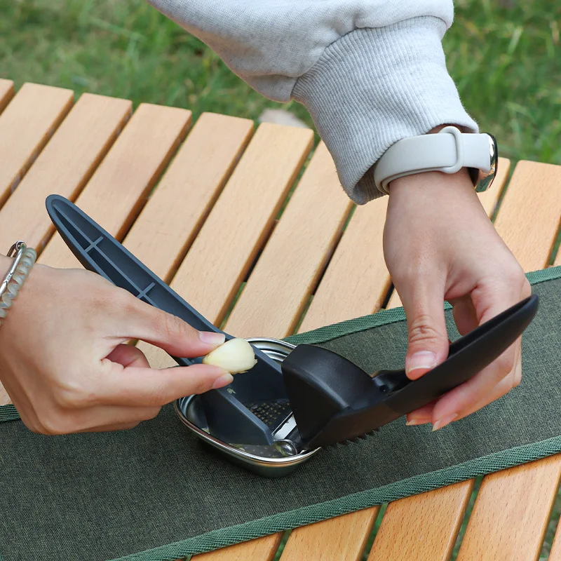 Garlic Press, Stainless Steel Garlic Mincer with Ergonomic Grip Handle, professional garlic squeezer for Camping