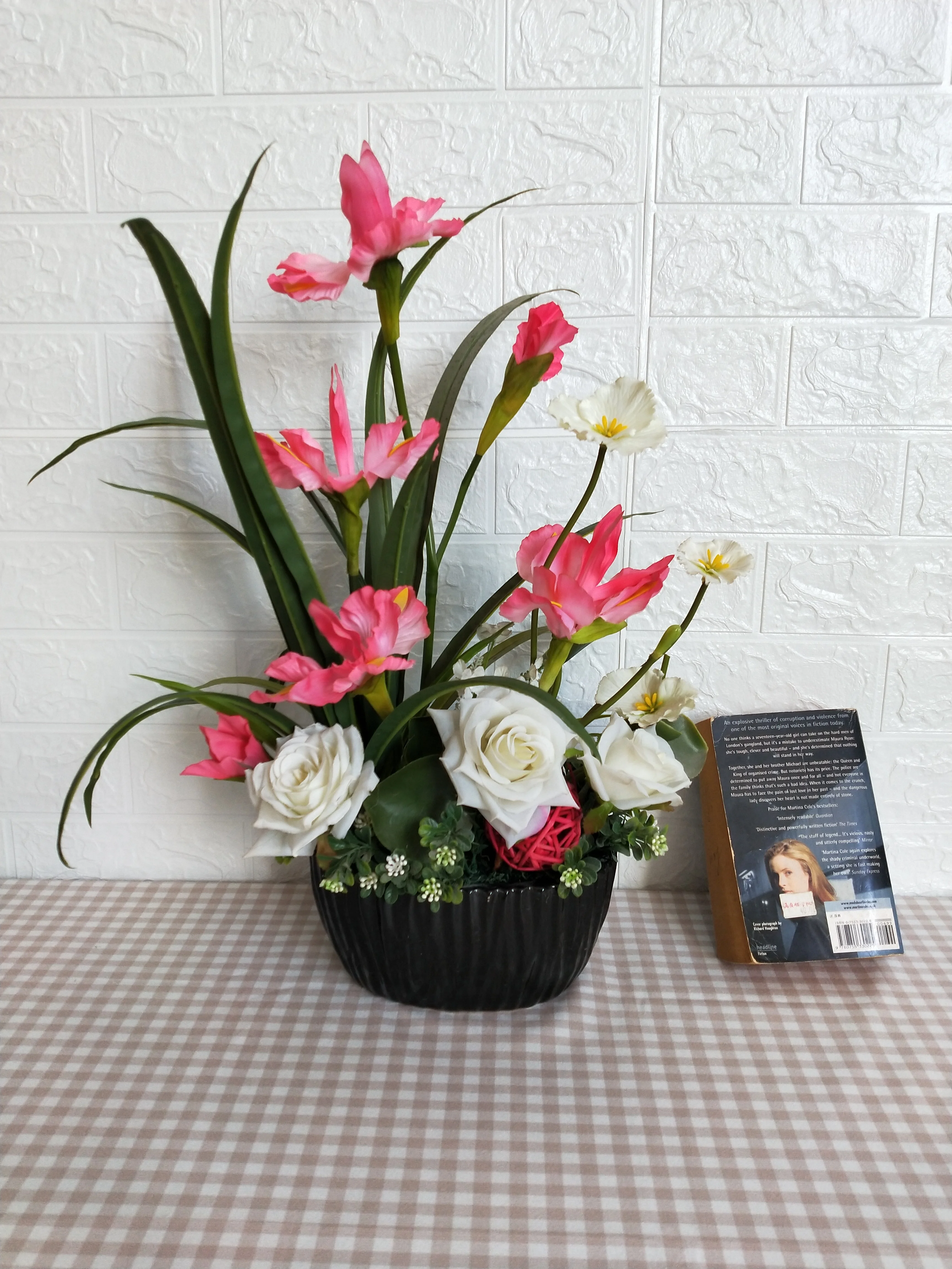 
2021 AMAZON hot-sale Perfect Home Decoration Artificial Floral Arrangement Colorful Silk Flowers in Balck pot for unique gift 