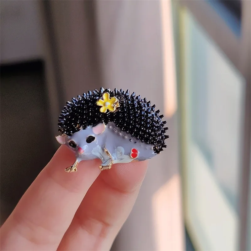 New Trendy Hedgehog Flower Brooch Pin Versatile Cartoon Painted Enamel Brooch Unisex High-End Personalized Metal Animal Brooches
