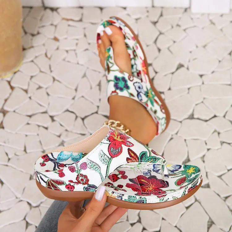 Wholesale New Clip Toe Leisure Large Size Shoes Women Outside Wear Wedge Heels Flat Beach Sandals