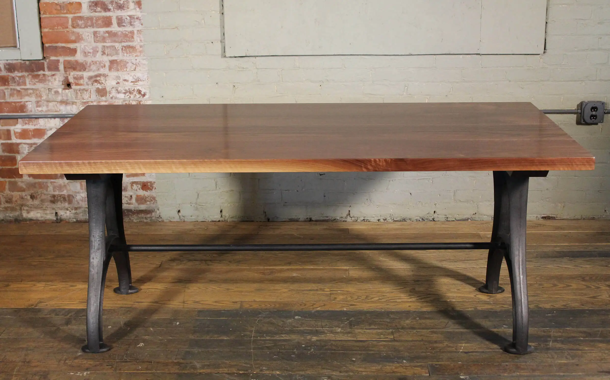 Home Furniture Solid Wood Dining Table Live Edge/ Wishbone Metal Legs Dining Table Wood