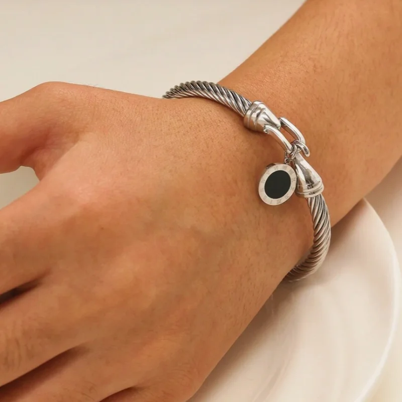 French Retro Roman Numerals Pendant Bracelet Stainless Steel Cable Bracelet Suitable For Stylish Ladies To Wear On Any Occasion