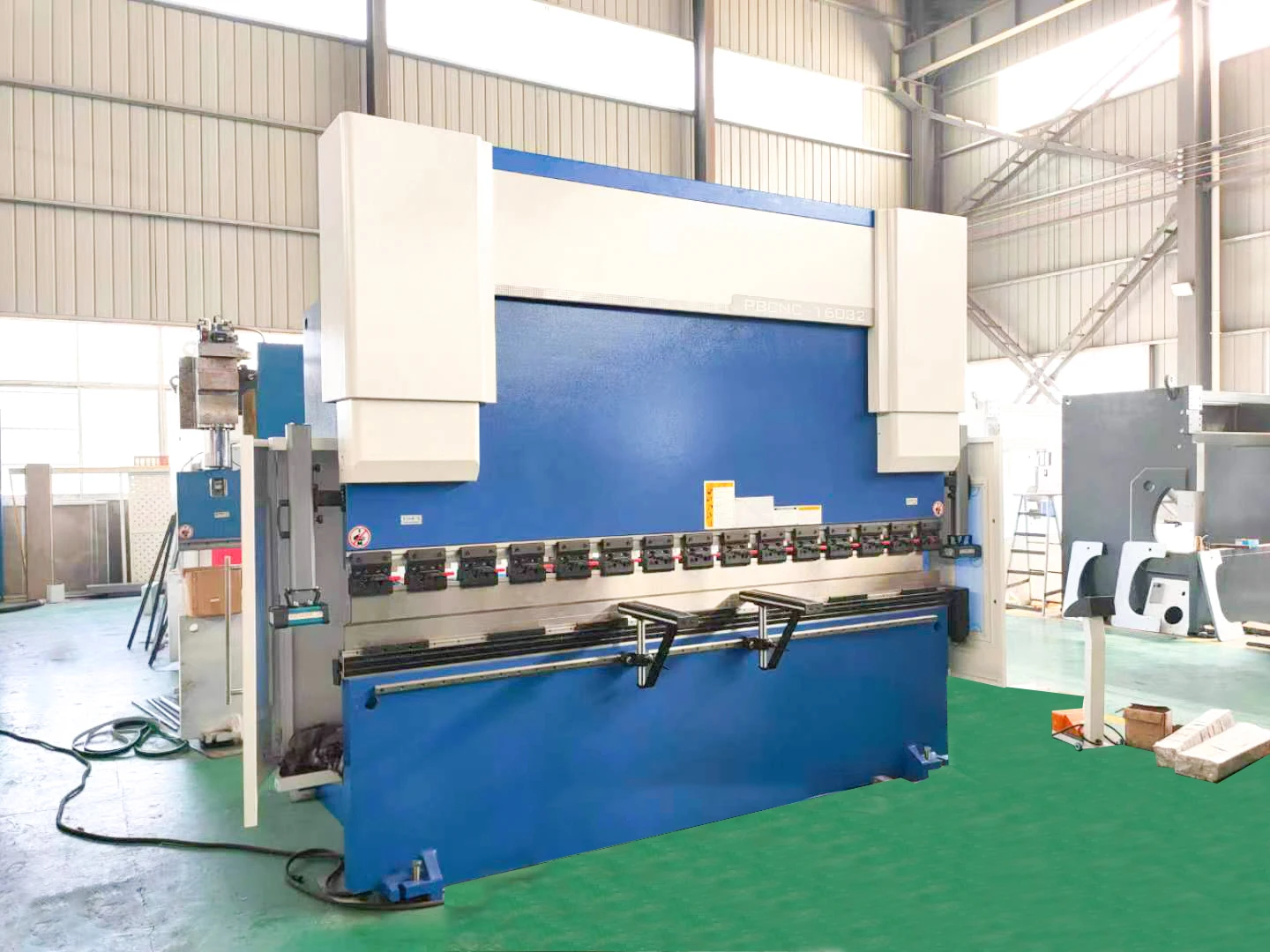 CNC hydraulic press brake stainless steel bending machine with Delem DA69T 200Ton 3200mm system buy cheap