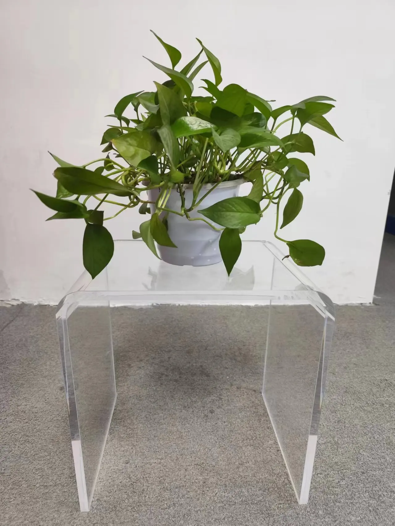 Custom  Acrylic Clear Table Furniture Sofa Side Table Transparent Acrylic Coffee Side Table