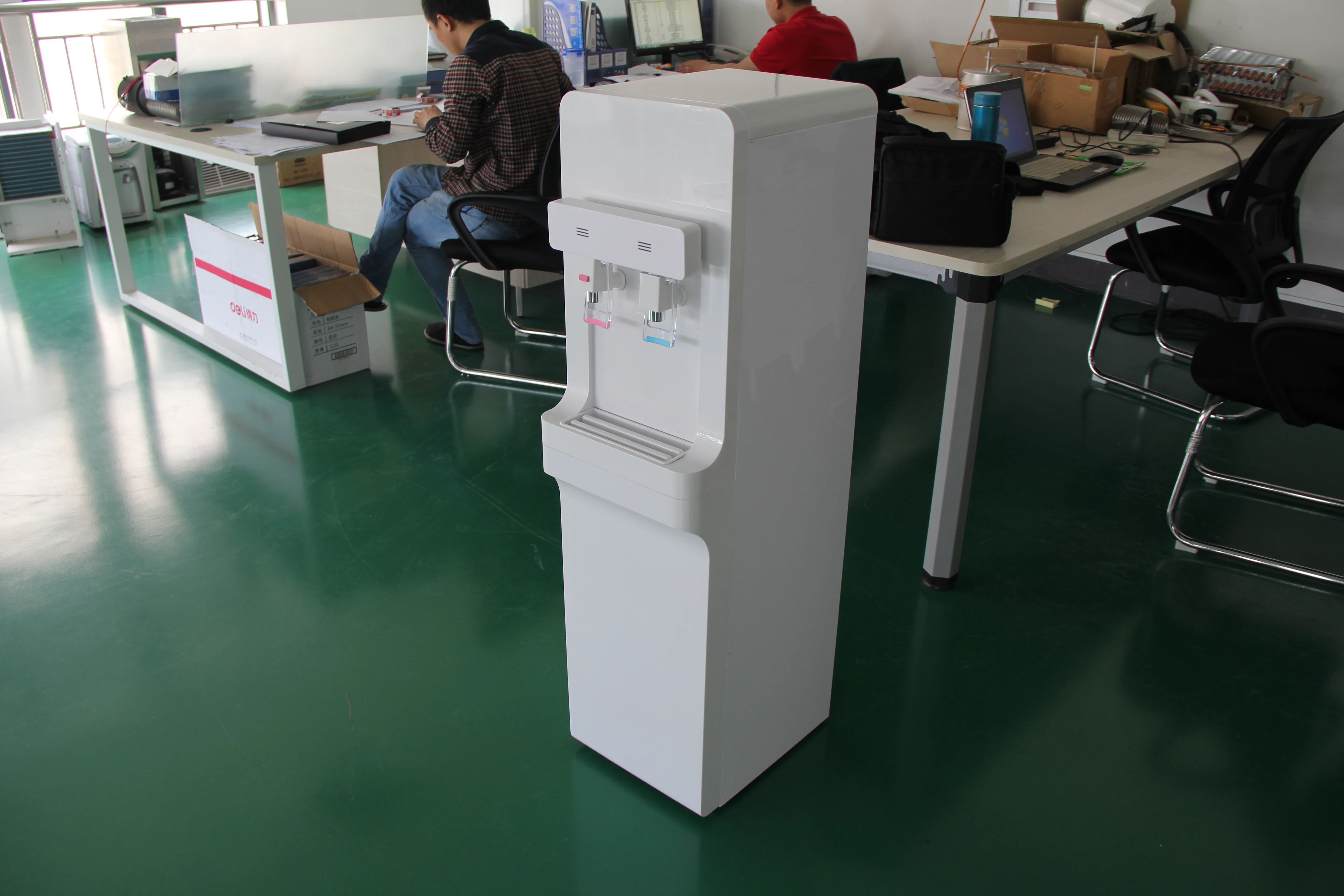 Vertical standing hot and cold Water Cooler water dispenser