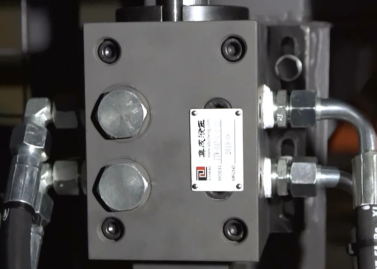 Fully auto scj-65u2x6.2g warehouse PE plastic 3 layer great water tank blow molding bottle making machine