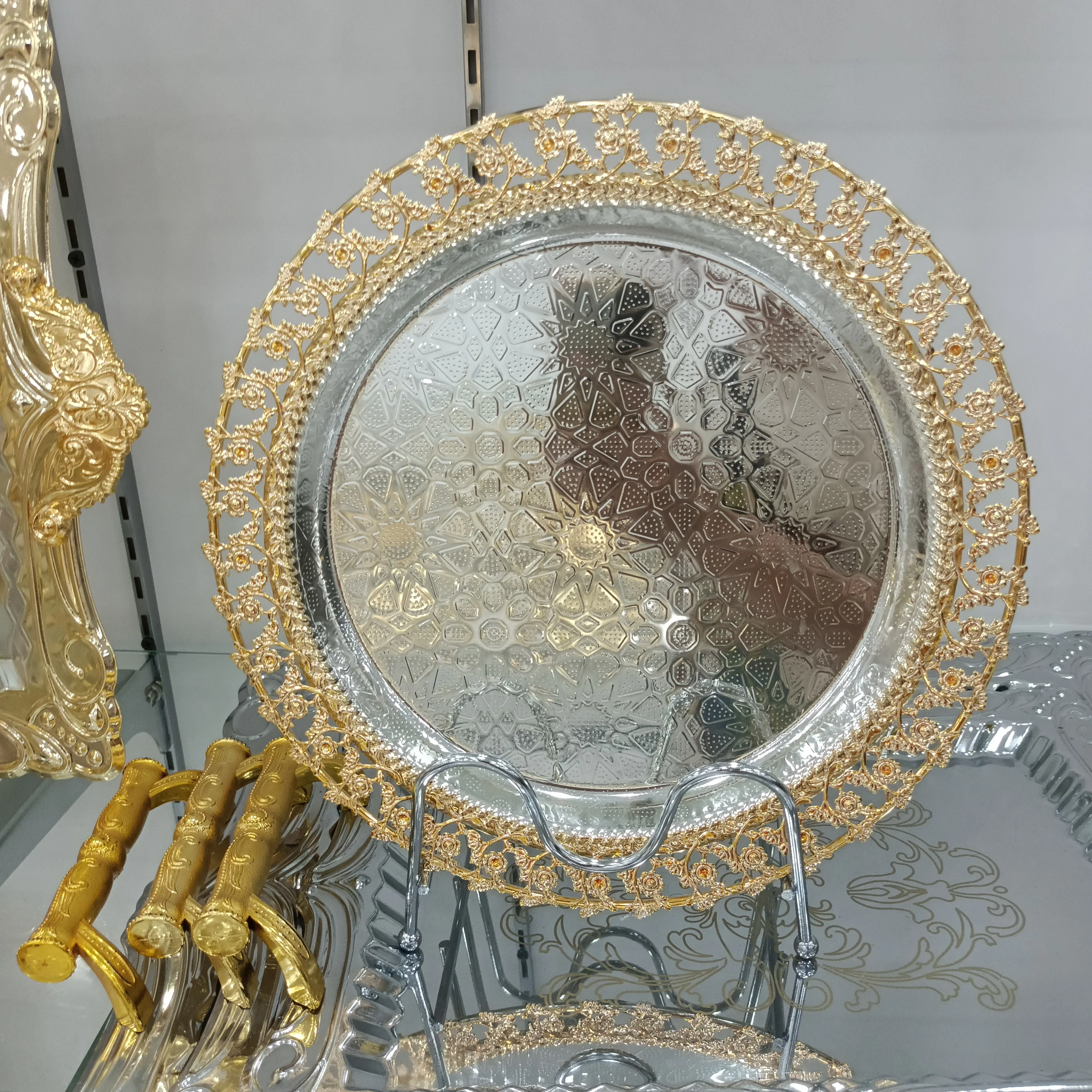 Antique Gold High Quality Decorating Metal Plate Rounded Handmade Finishing Moroccan Food Serving Tray