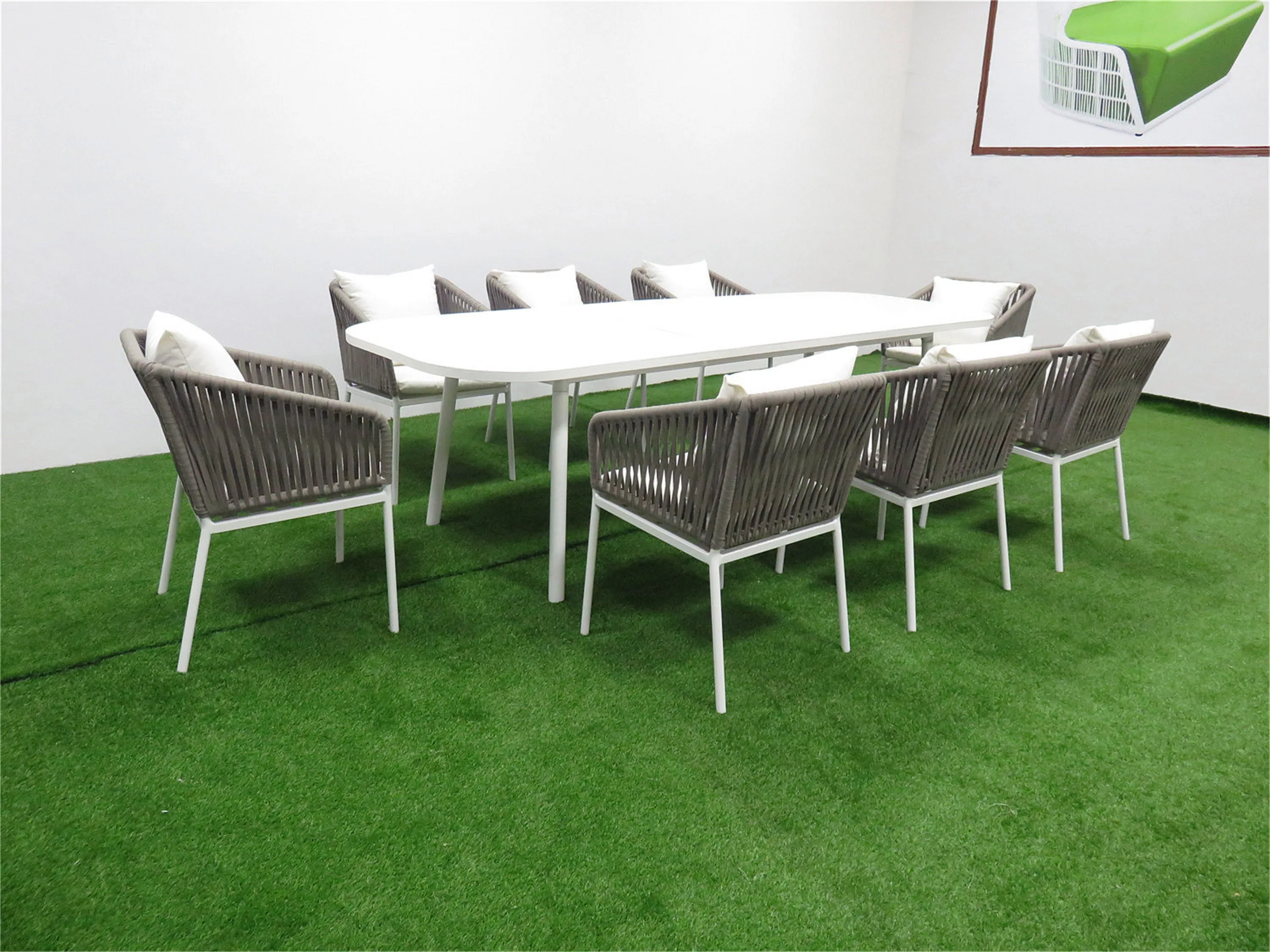 В любую погоду используется уличная мебель, столовый набор