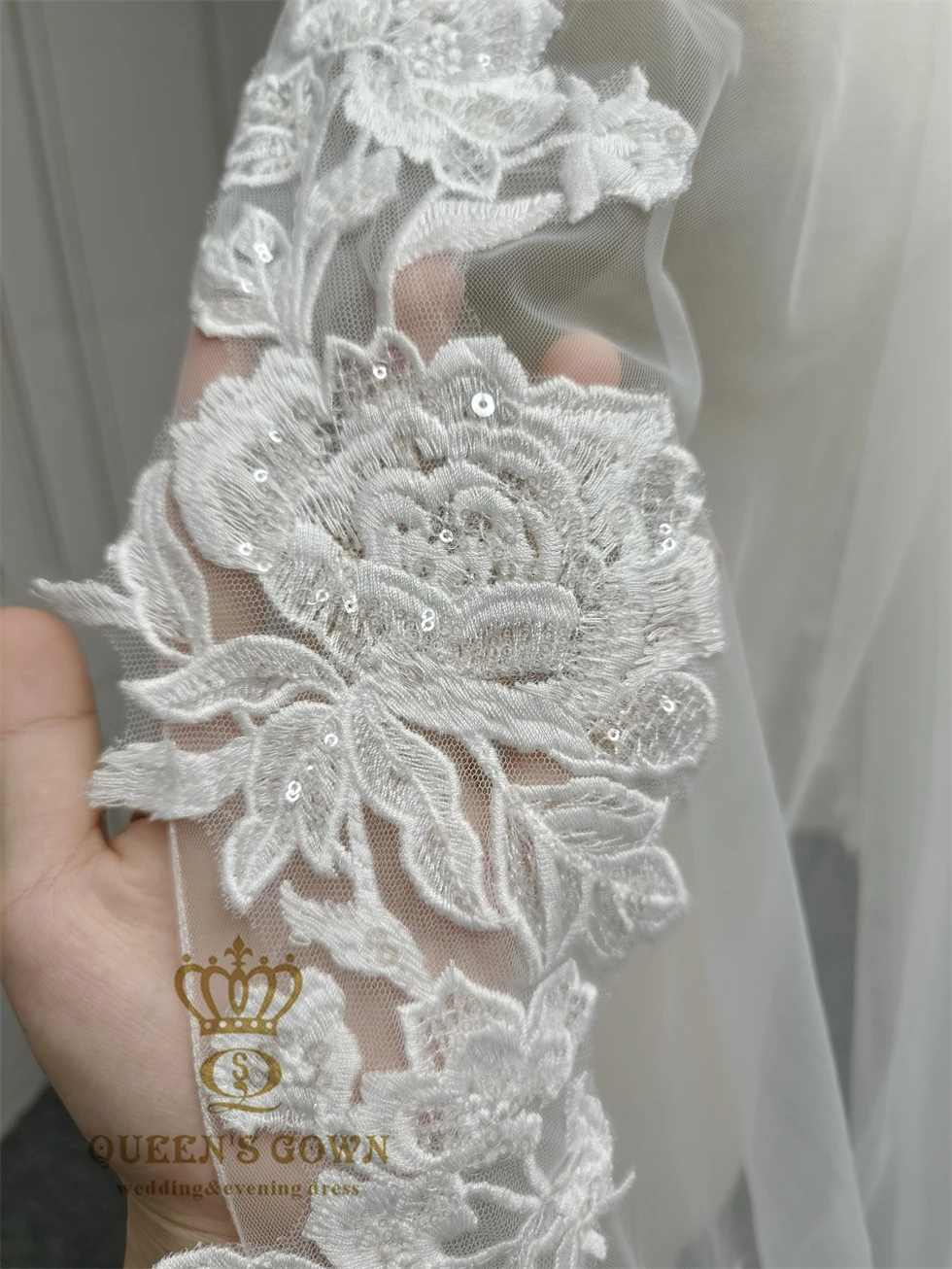 QUEENS GOWN New elegant embroidery lace trim wedding veil 3m long singler layer fancy sequin lace bridal veil with comb