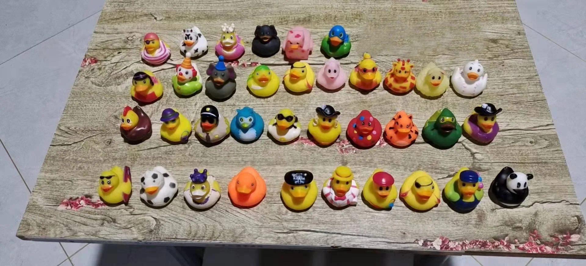 Low price baby bath toys yellow duck bulk weighted different designs rubber ducks