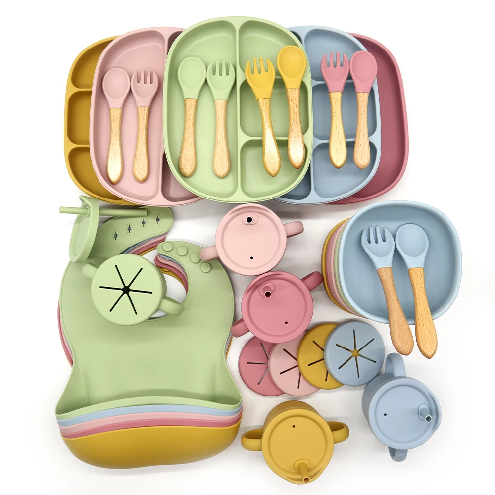 Wholesale Eco Friendly BPA Free Silicone Baby Feeding Gift Set Soft Bib And Bowl Spoon Custom