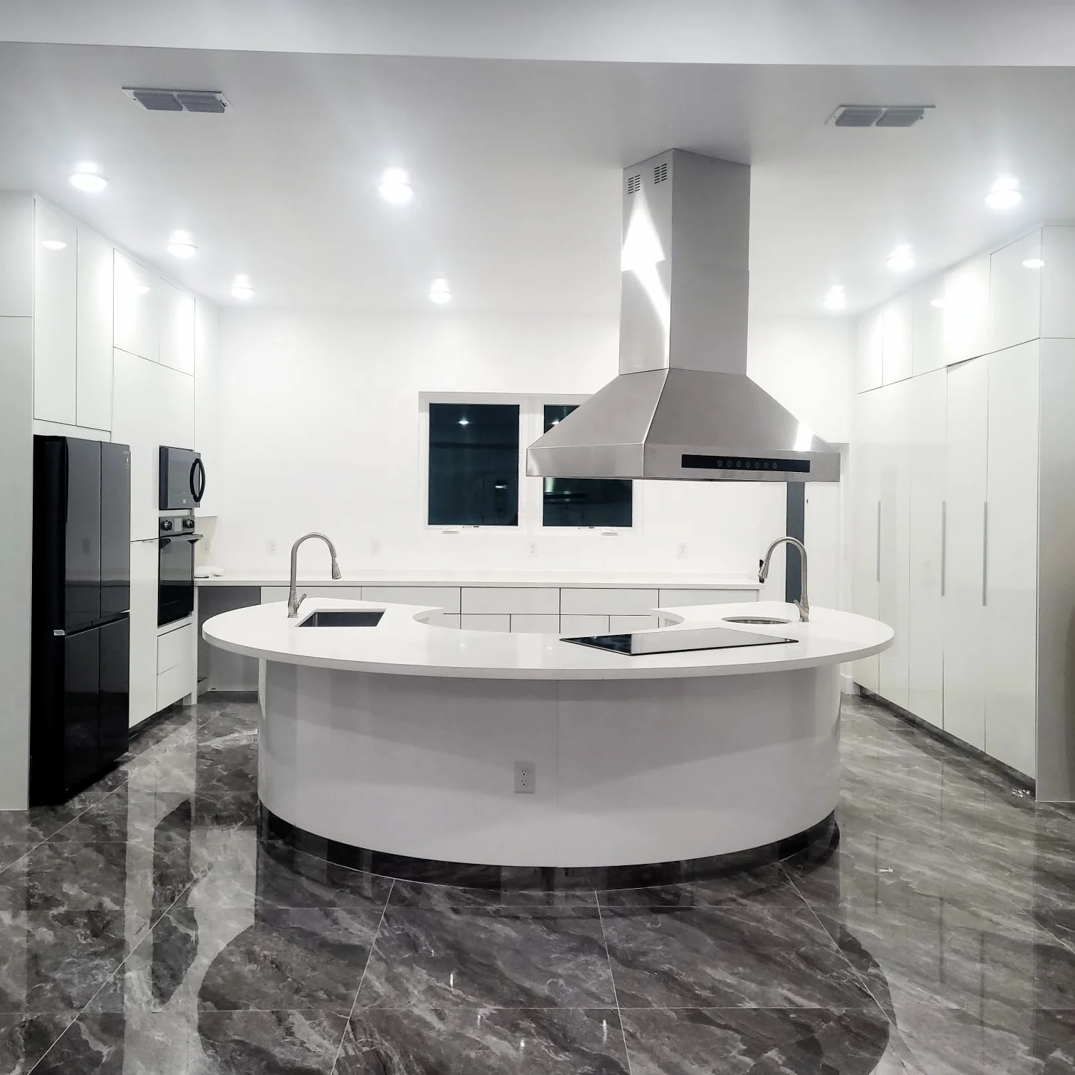 Небольшой изогнутый белый глянцевый кухонный шкаф American Project в современном дизайне