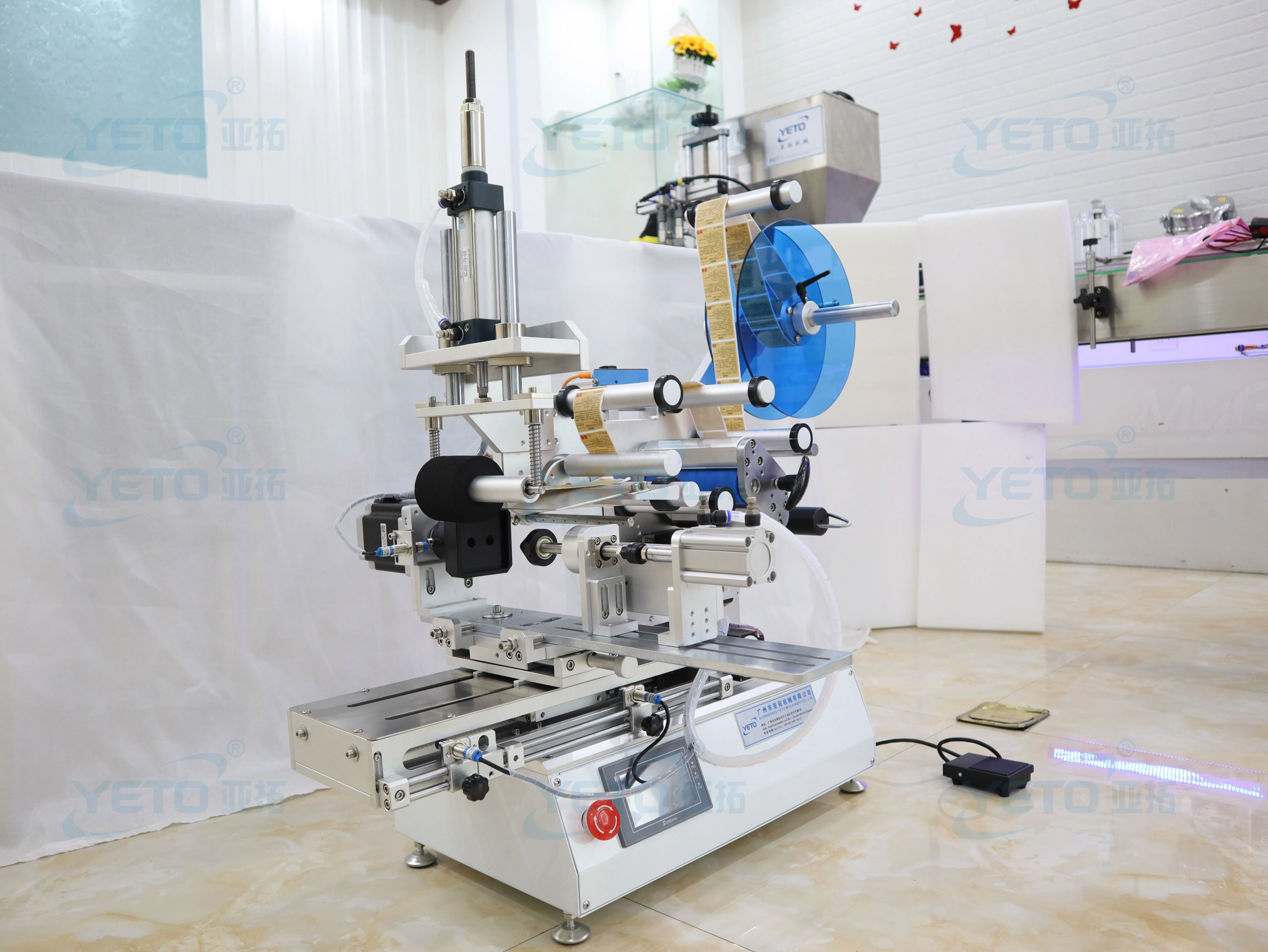 Semi Automatic Table Top Rotary Double Sided Tube Can Flat PET Hexagon Perfume Square Round Bottle Labeling Machines Applicator