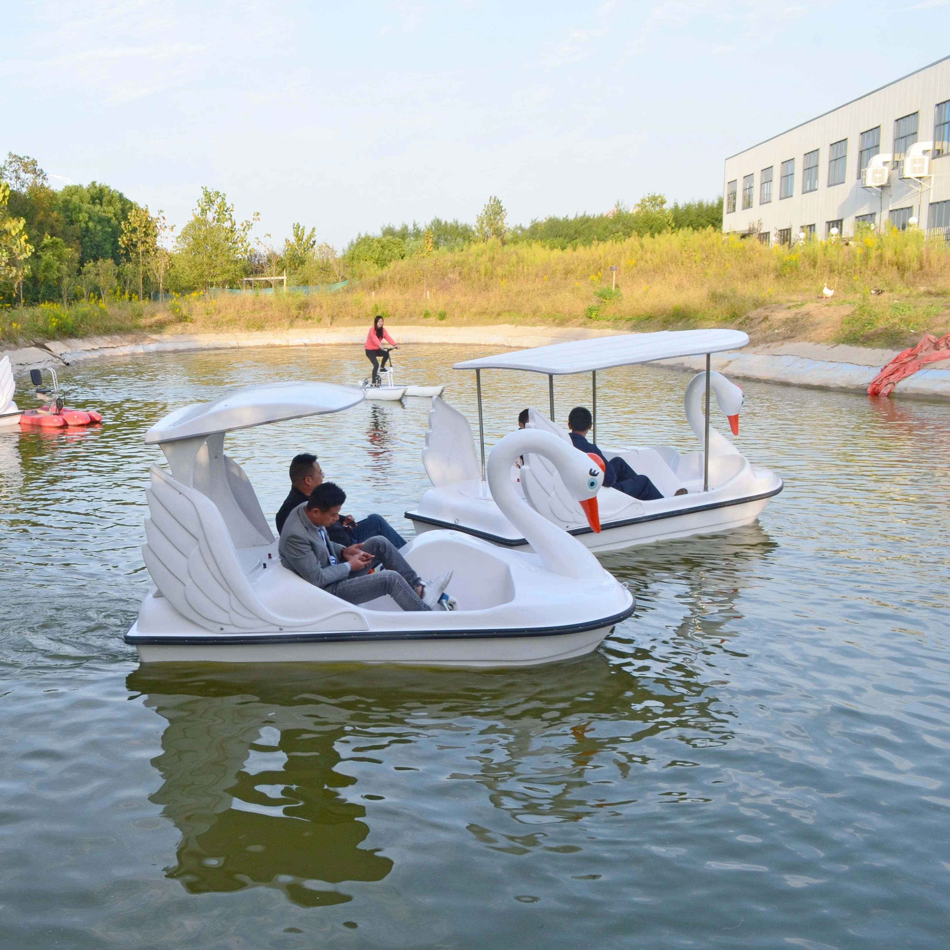 Original manufacturer cheap water park fiberglass automatic drainage pedal boat for lake