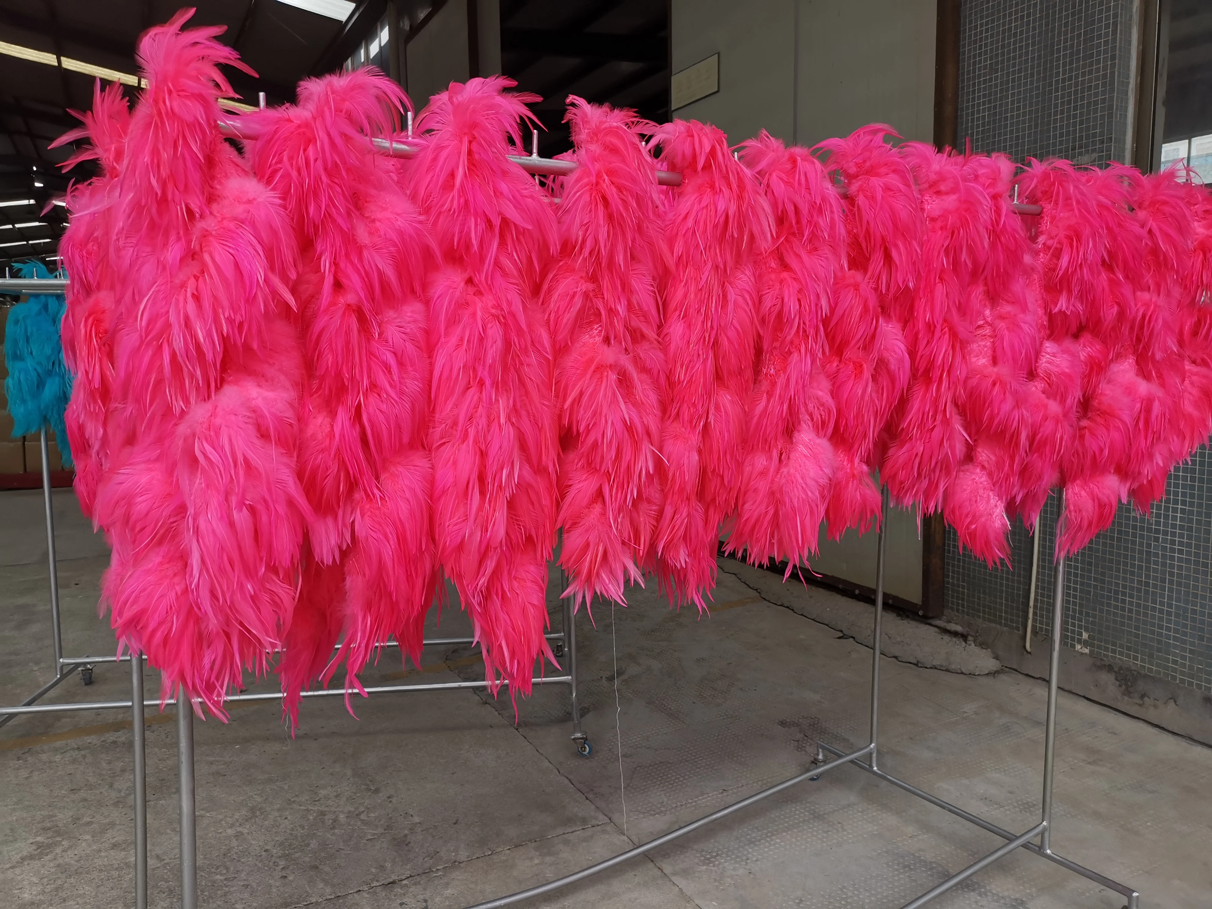 Factory hot sell  4/6inch Dyed White Rooster Saddle Feathers strung for carnival