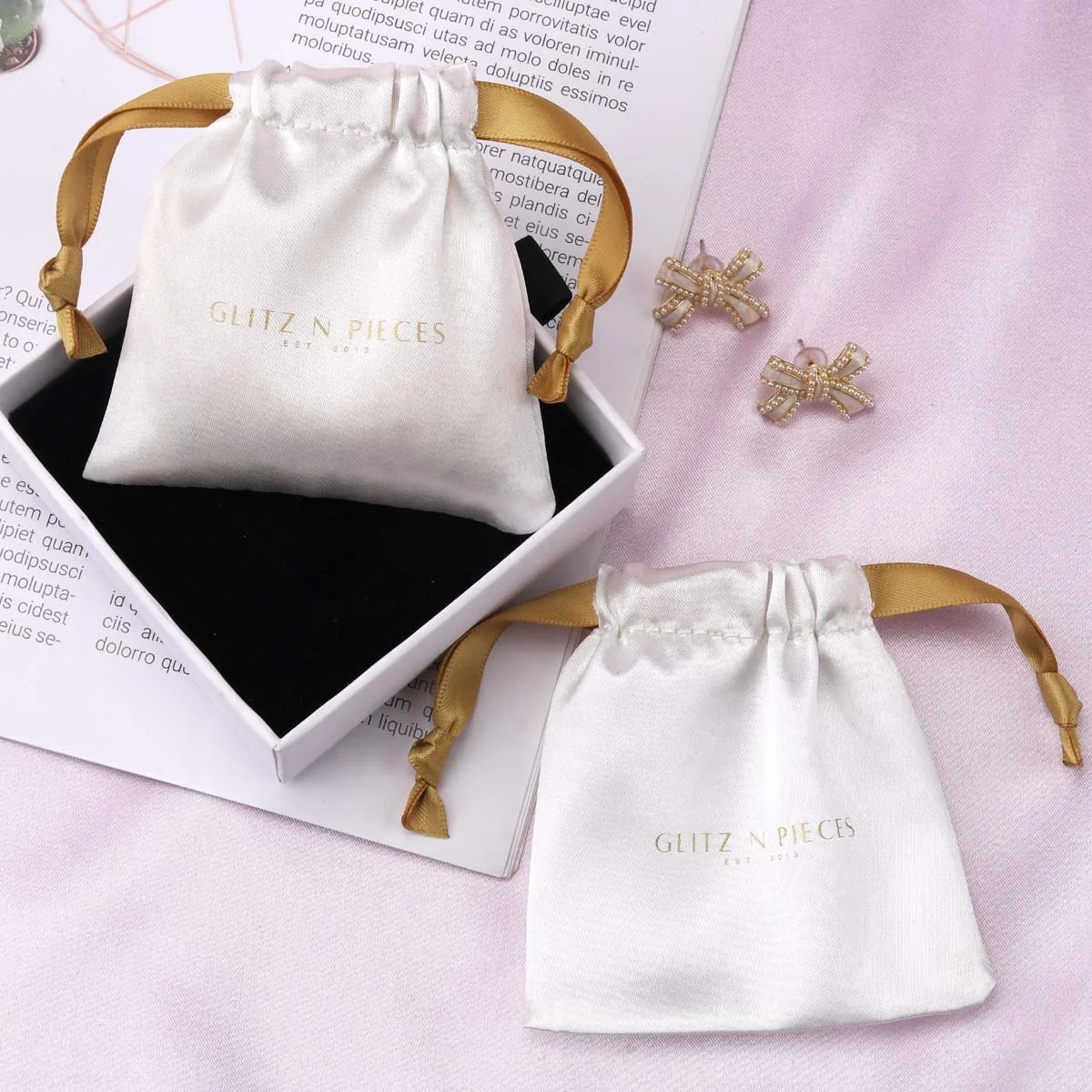 Маленькие атласные ювелирные изделия с принтом логотипа