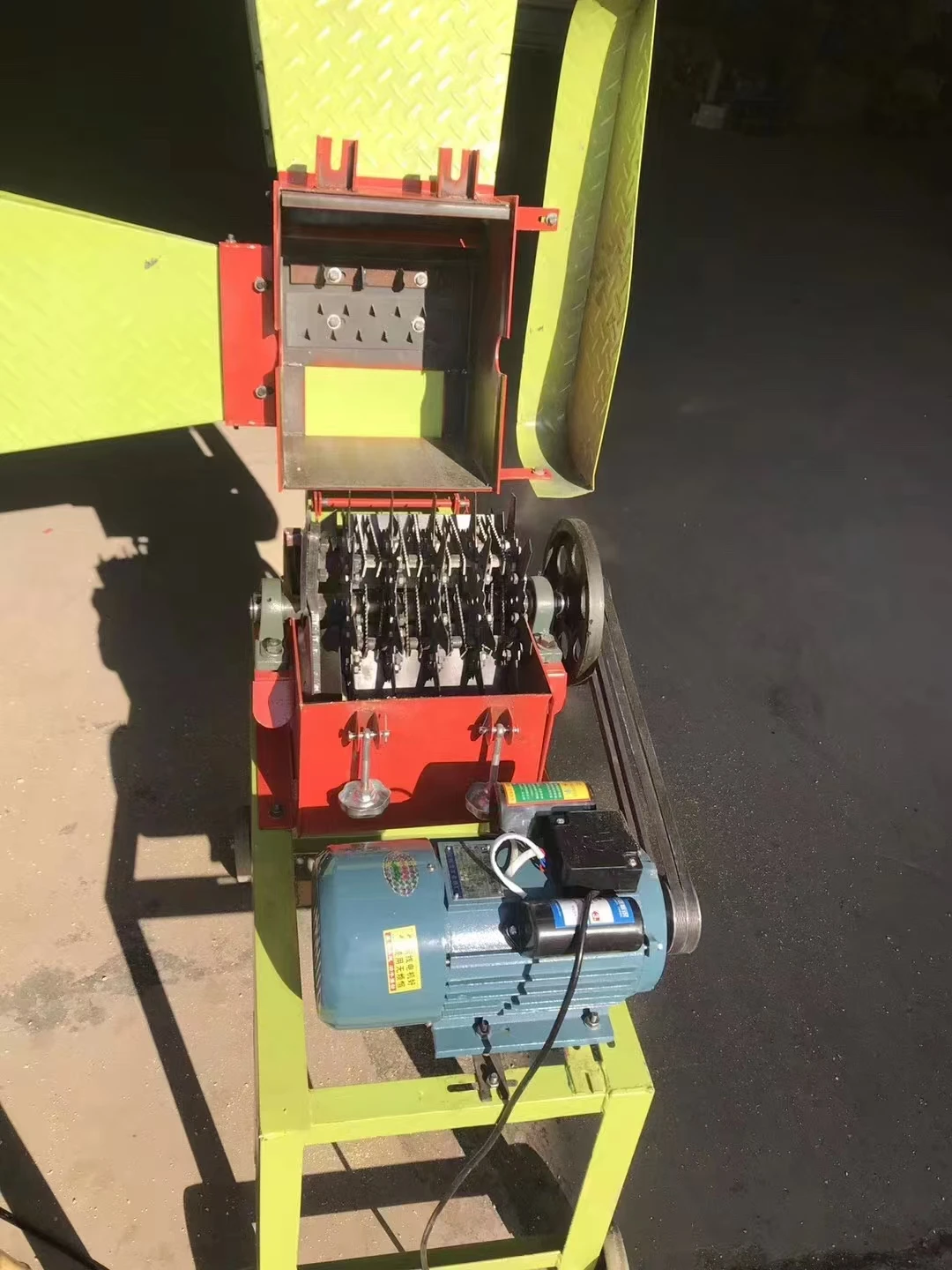 2017 Hot Sale Small Straw Crusher High Productivity Chaff Cutting Feed Shredder 220V Motor for Farm Plant Feed Industries