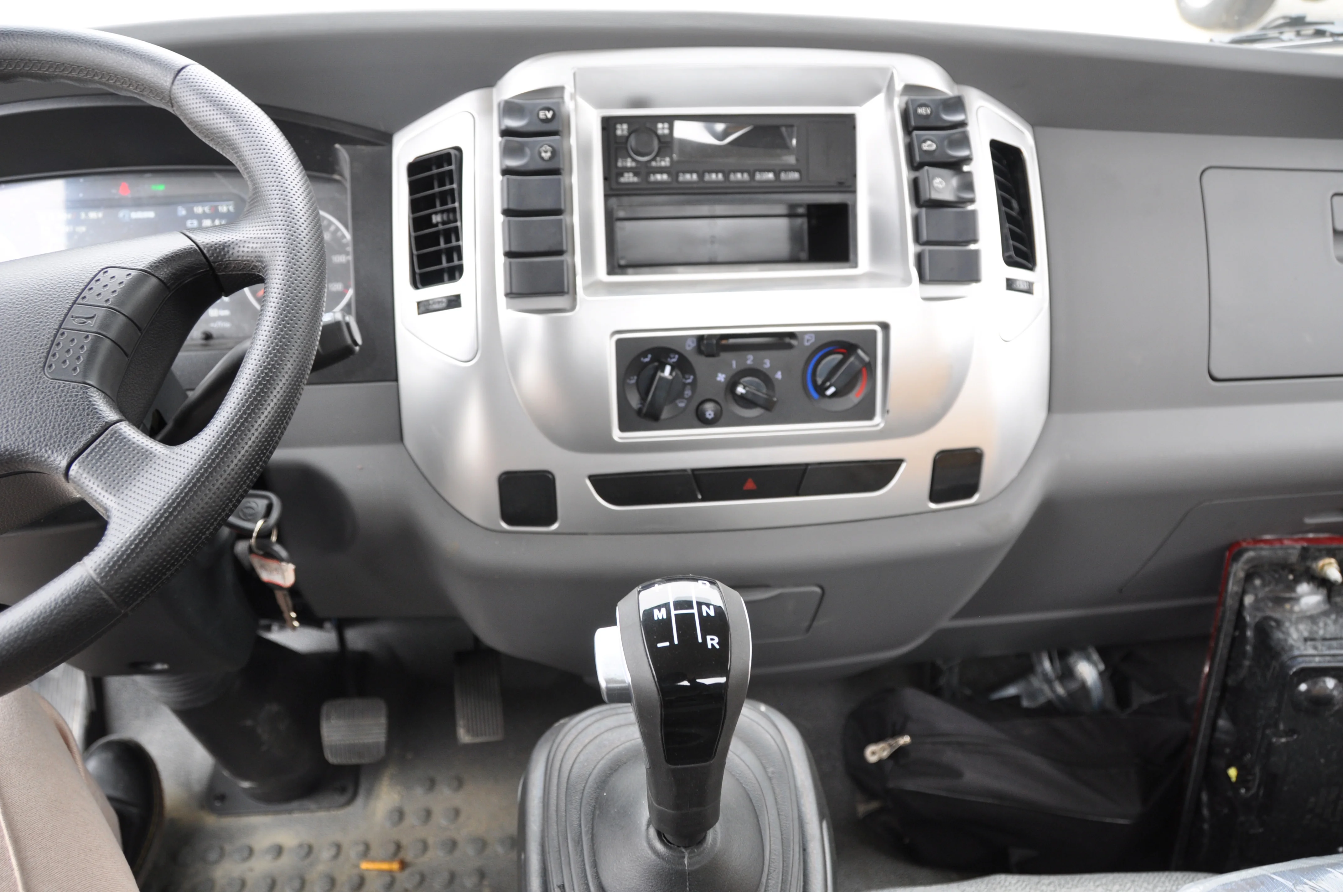 Economical Dongfeng 4x2 4m  Freezer Box Van Small Refrigerated Truck For Sale