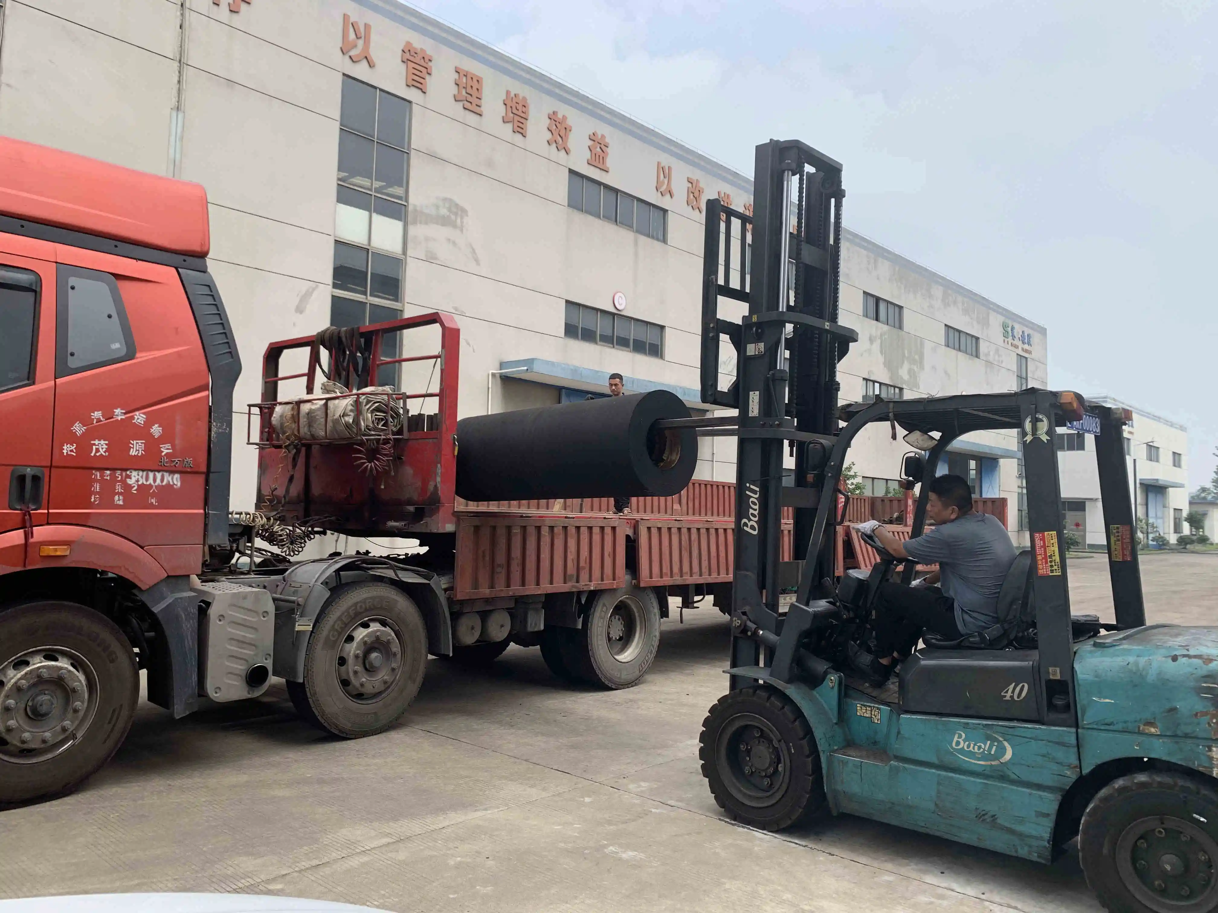 ISO9001/ISO14001 Y1600*800*1000 Nature Rubber No MOQ Request Heavy Duty Cylindrical Rubber Fenders For Piers tug boat fender