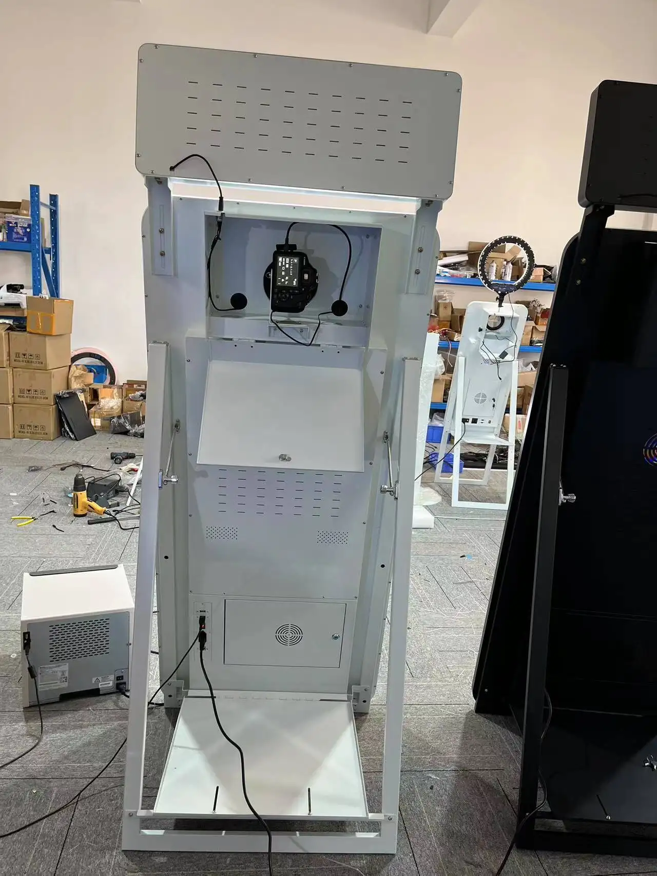 Magic mirror photo booth led frame screen magic selfie photobooth top sale 40/70 inch mirror photo booth