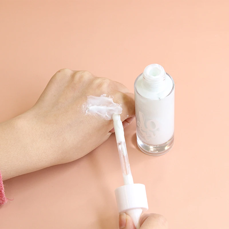 Brighten moisturizing facial makeup primer and neck makeup primer to isolate invisible pores