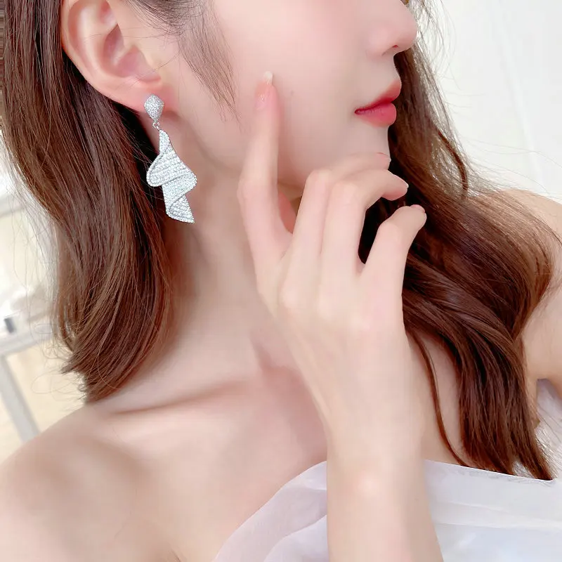 Eye-Catching Covered zircon Earrings Women Luxury Heavy Industry Earrings Dinner Dress Bridal Screw Twisted Earing