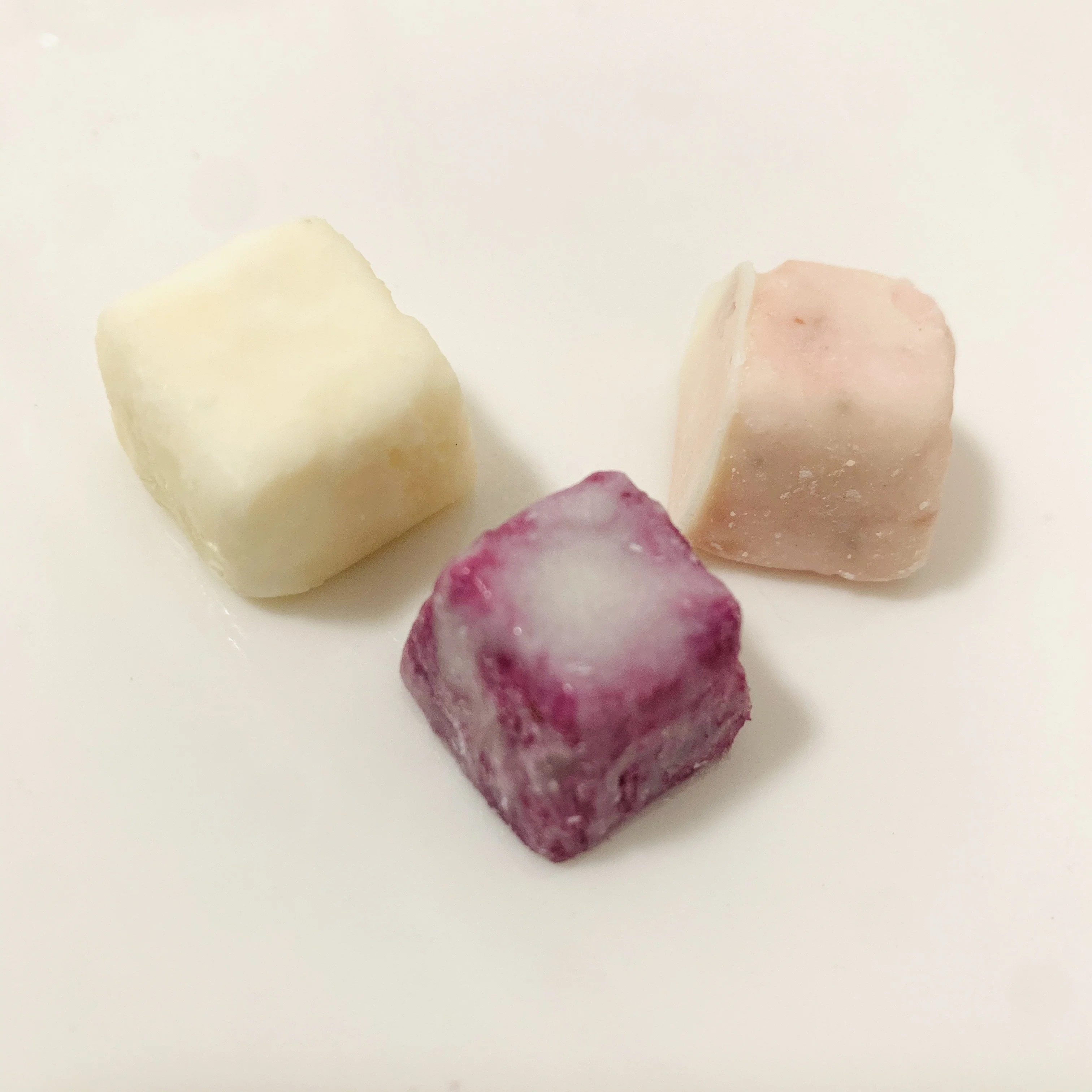 Factory Supply Individually Wrapped Chocolate Coated Peach Strawberry Freeze Dried Yogurt Cubes Yummy Crisp Candy Snack
