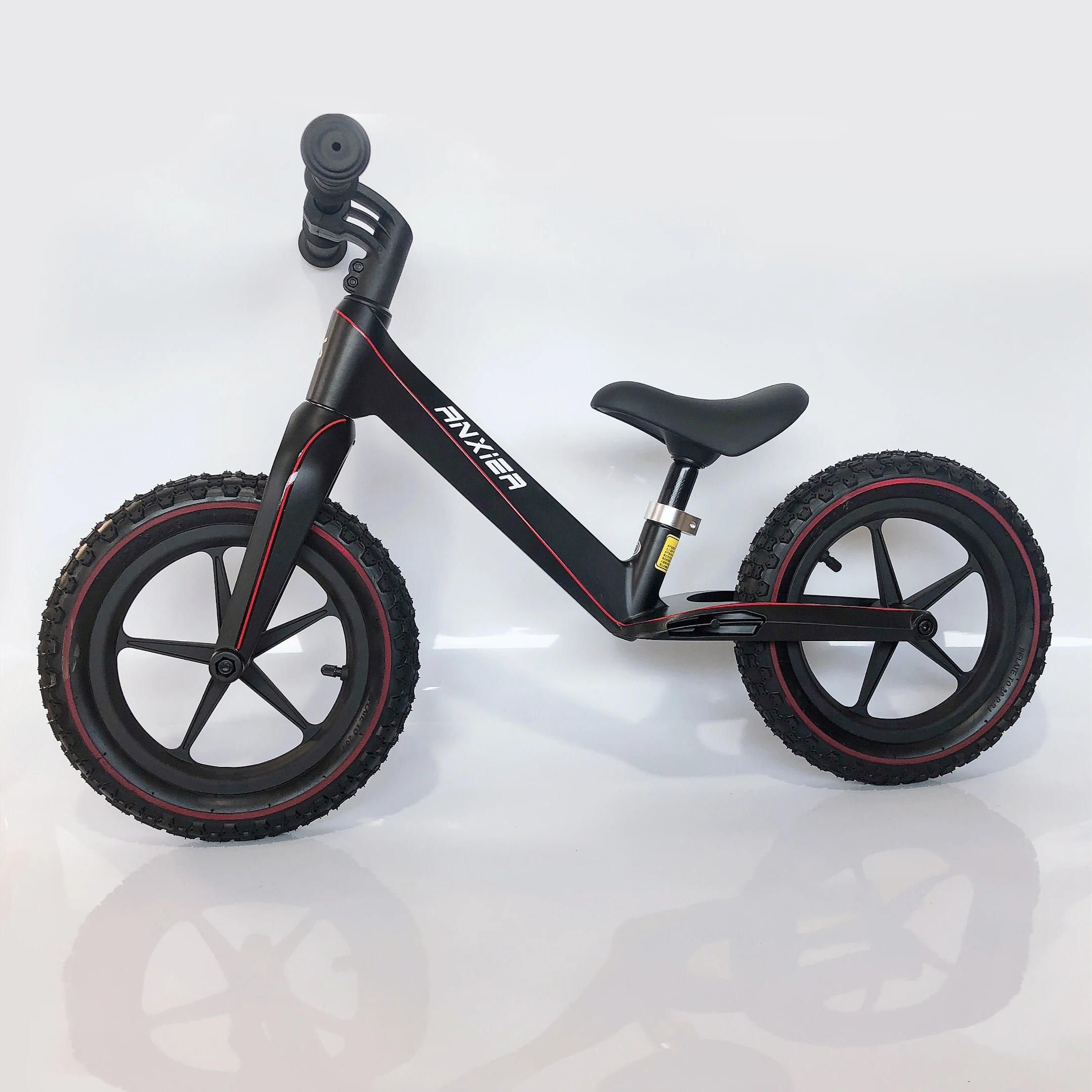 
Magnesium Alloy Frame Kids Balance Bike / Black Balance Bike For 2-6 Year Old / 12 inch lightweight kids bicycle 