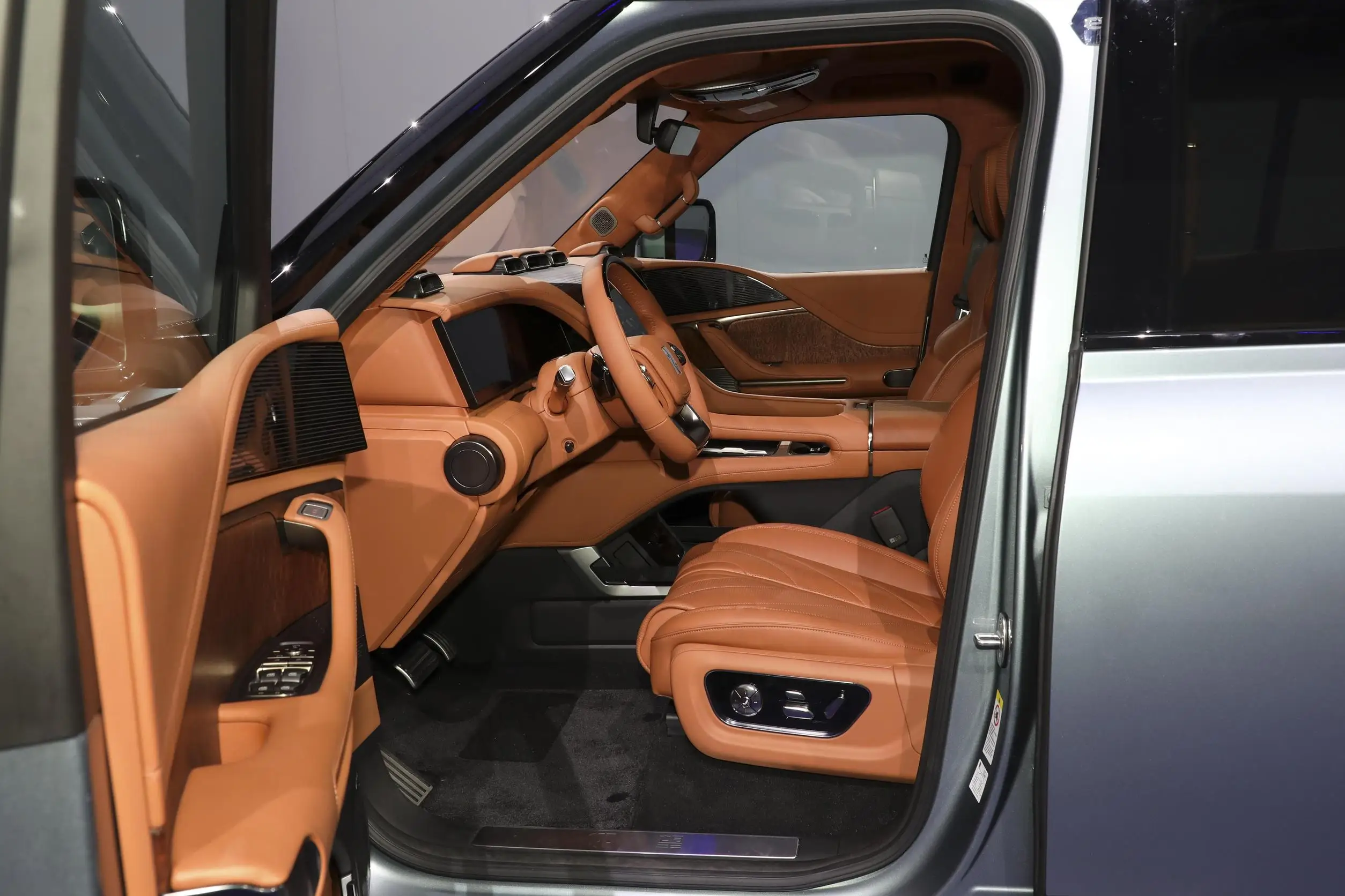 Byd Yangwan Yang Vang U8 New Off-road Jeep Byd Yangwang U8 Electric Car 4x4 Byd Yangwuang U8 Byd Yangwang Looking Up U8 Car