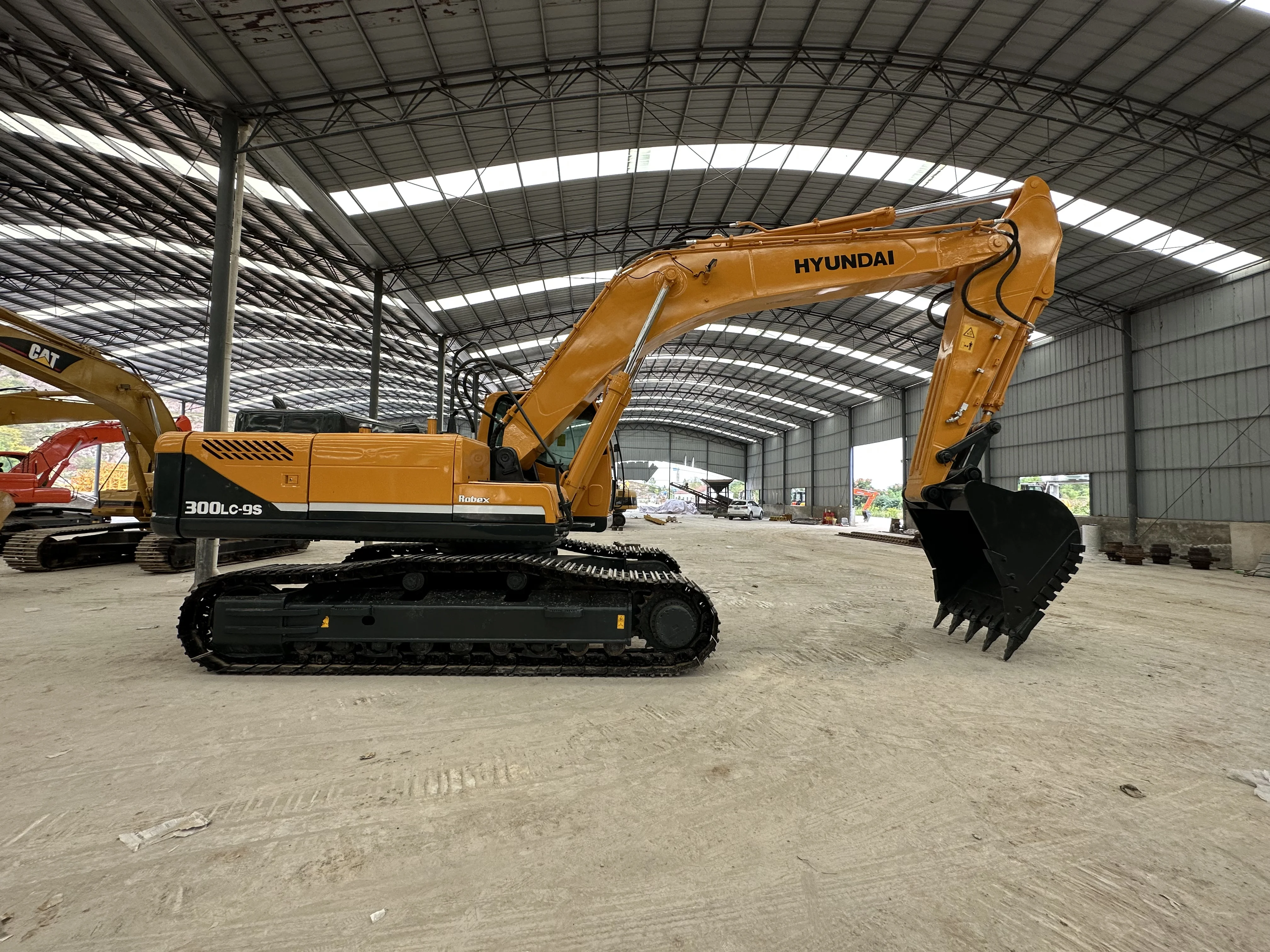 Good Construction the New Listing Used Boutique Excavator Hyundai 300-9s 30 Tons Track in Sale.