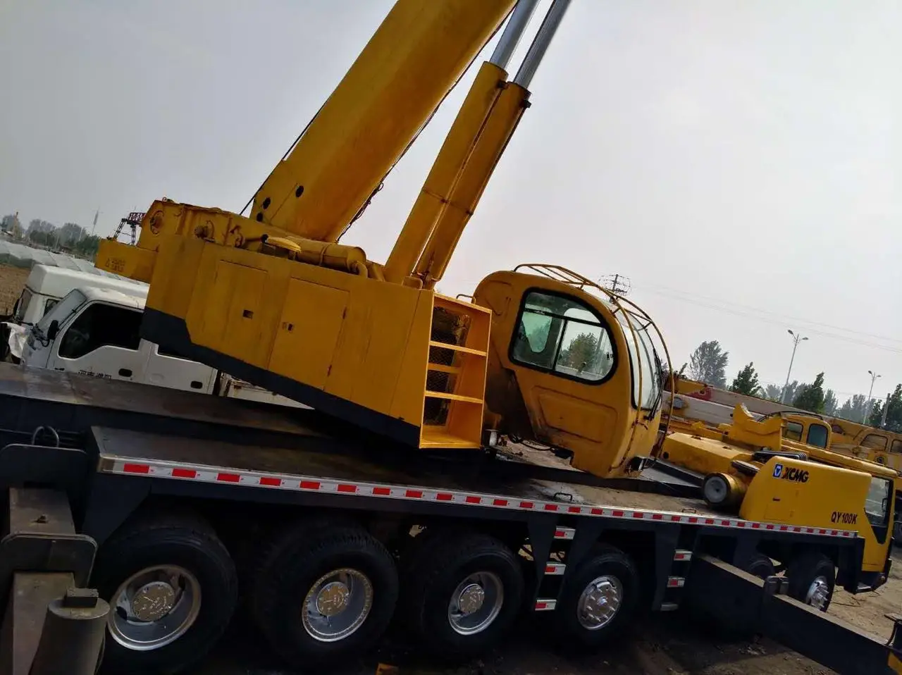 China brand new mobile truck mounted crane trucks crane lifting equipment 130 ton QY130K