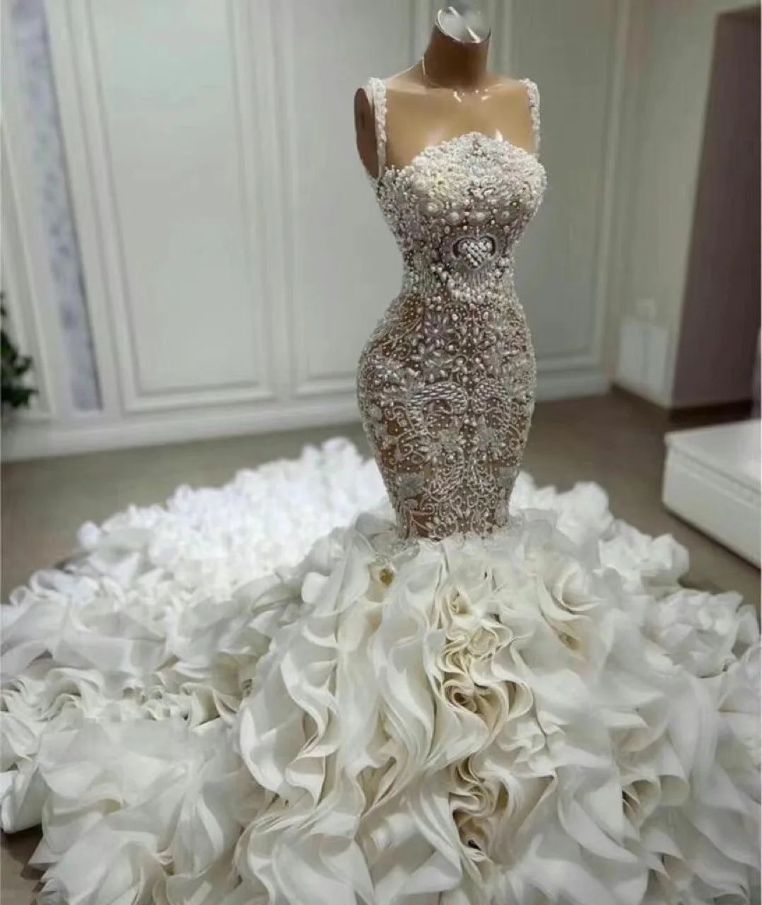 Hot Selling Expensive Crystal Beads Decorated Wedding Dress Wholesale Women Lady Elegant Wedding Sexy Full Dress With Long Tail