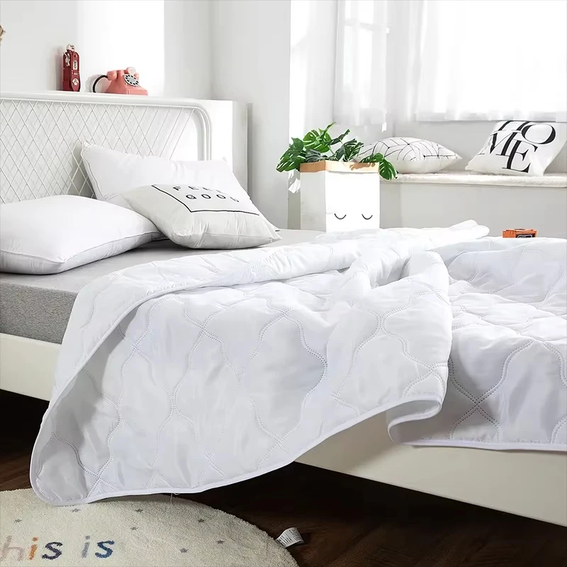 White Thin Quilt Solid Color Lightweight Washable, Throw Blanket for Summer, Nap and Travel Breathable Air Conditioner Quilts