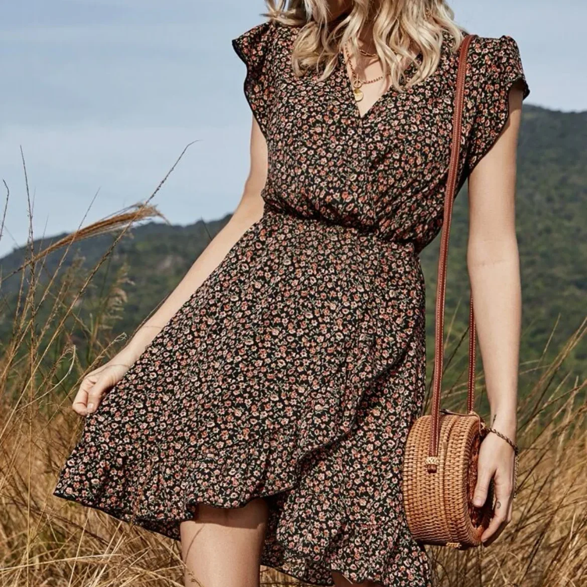 Custom Manufacturer Fashion Summer Medium V-neck Floral Dresses Women Sleeveless Dresses Women Elegant Casual Dresses